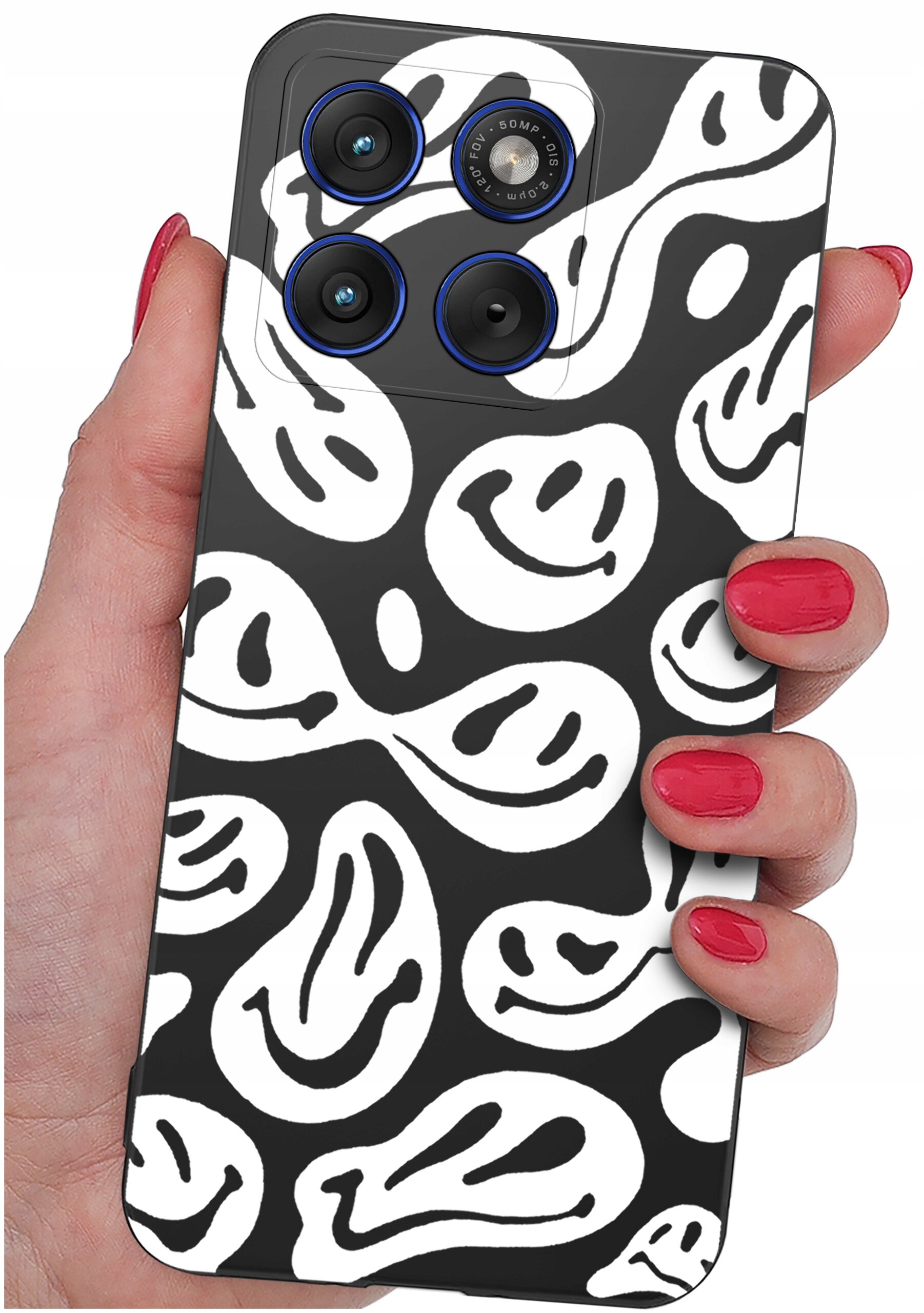 Osoba trzyma telefon z czarnym etui ozdobionym białymi, uśmiechniętymi wzorami. Etui ma wycięcia na trzy obiektywy aparatu i lampę błyskową.
