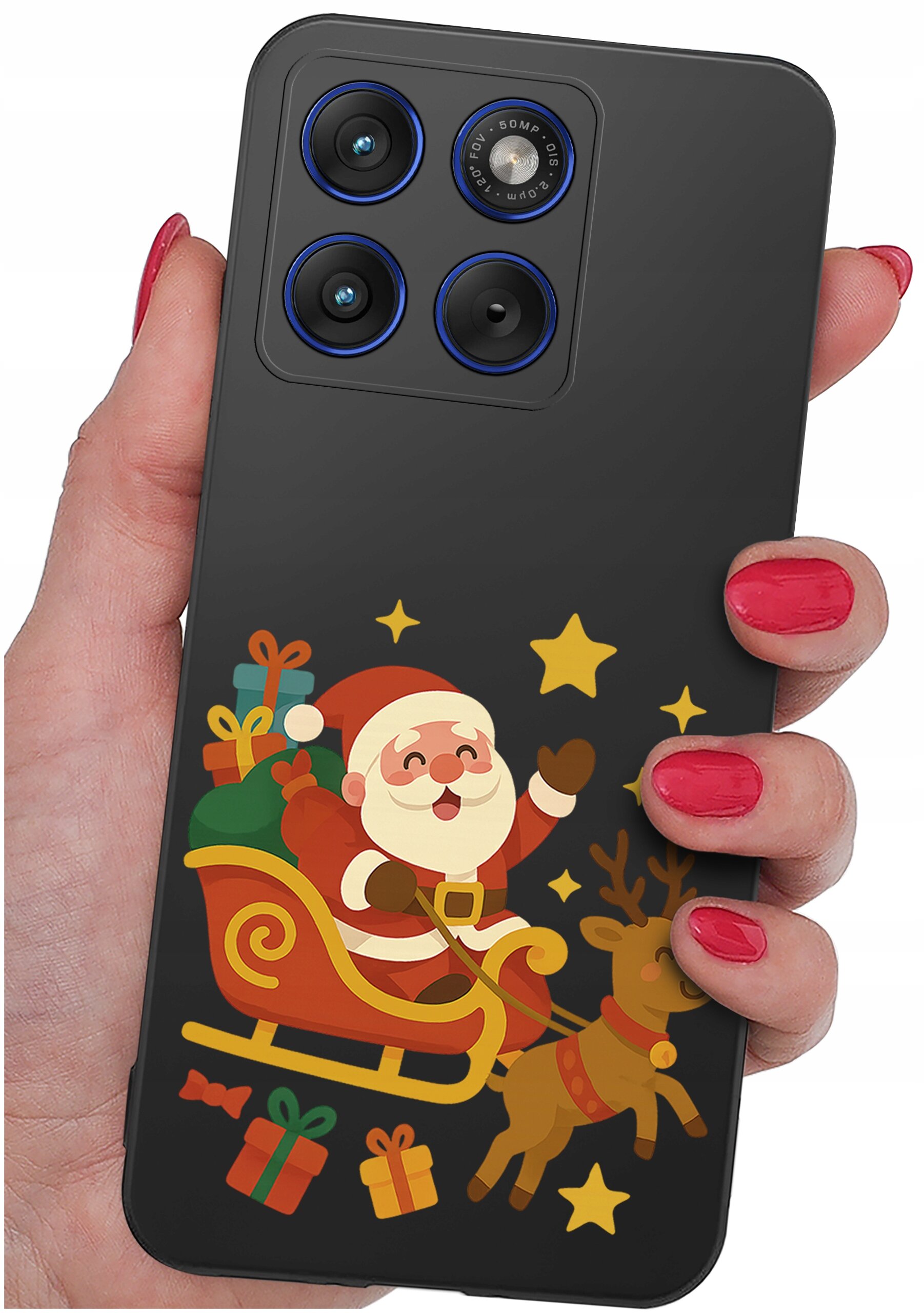Osoba trzyma telefon z etui przedstawiającym Mikołaja w saniach z reniferem, otoczonego gwiazdkami i prezentami. Etui ma matowe wykończenie i wycięcia na trzy obiektywy aparatu.