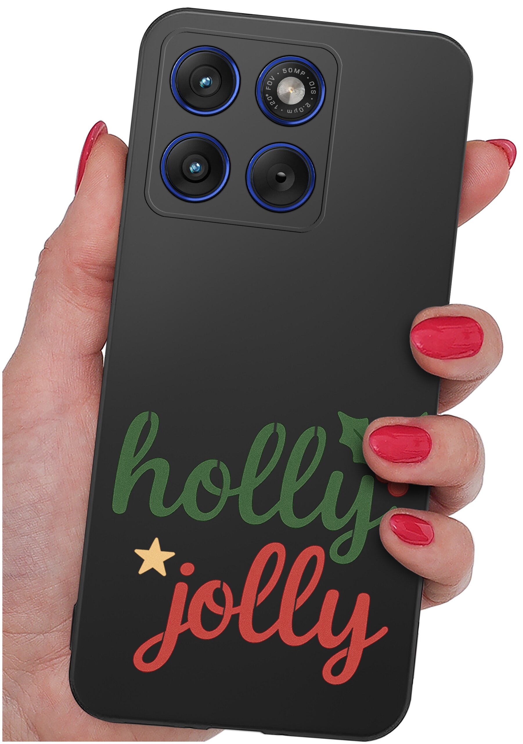 Osoba trzyma czarne etui na telefon z napisem \'holly jolly\' w kolorach zielonym i czerwonym oraz grafiką gwiazdki i listka ostrokrzewu. Etui ma wycięcia na trzy obiektywy aparatu i lampę błyskową.