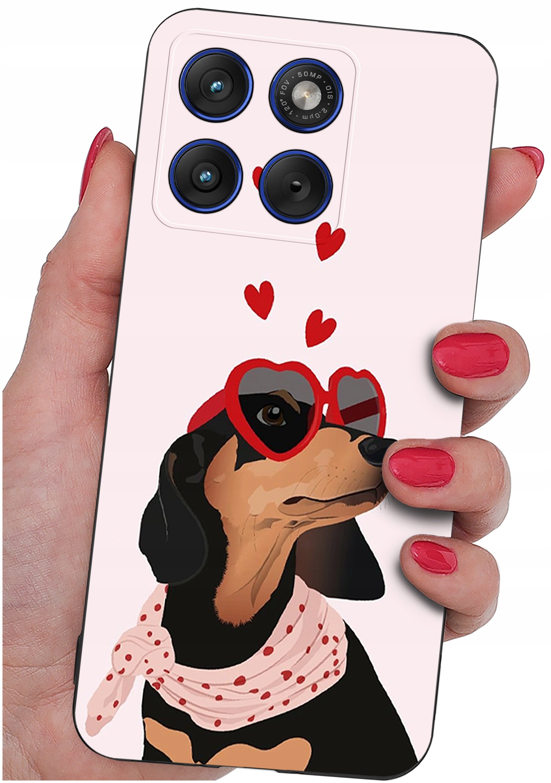 Etui na telefon z grafiką psa w czerwonych okularach w kształcie serc i apaszką w kropki. W tle widoczne są czerwone serduszka, a etui trzymane jest w dłoni z czerwonym lakierem na paznokciach.