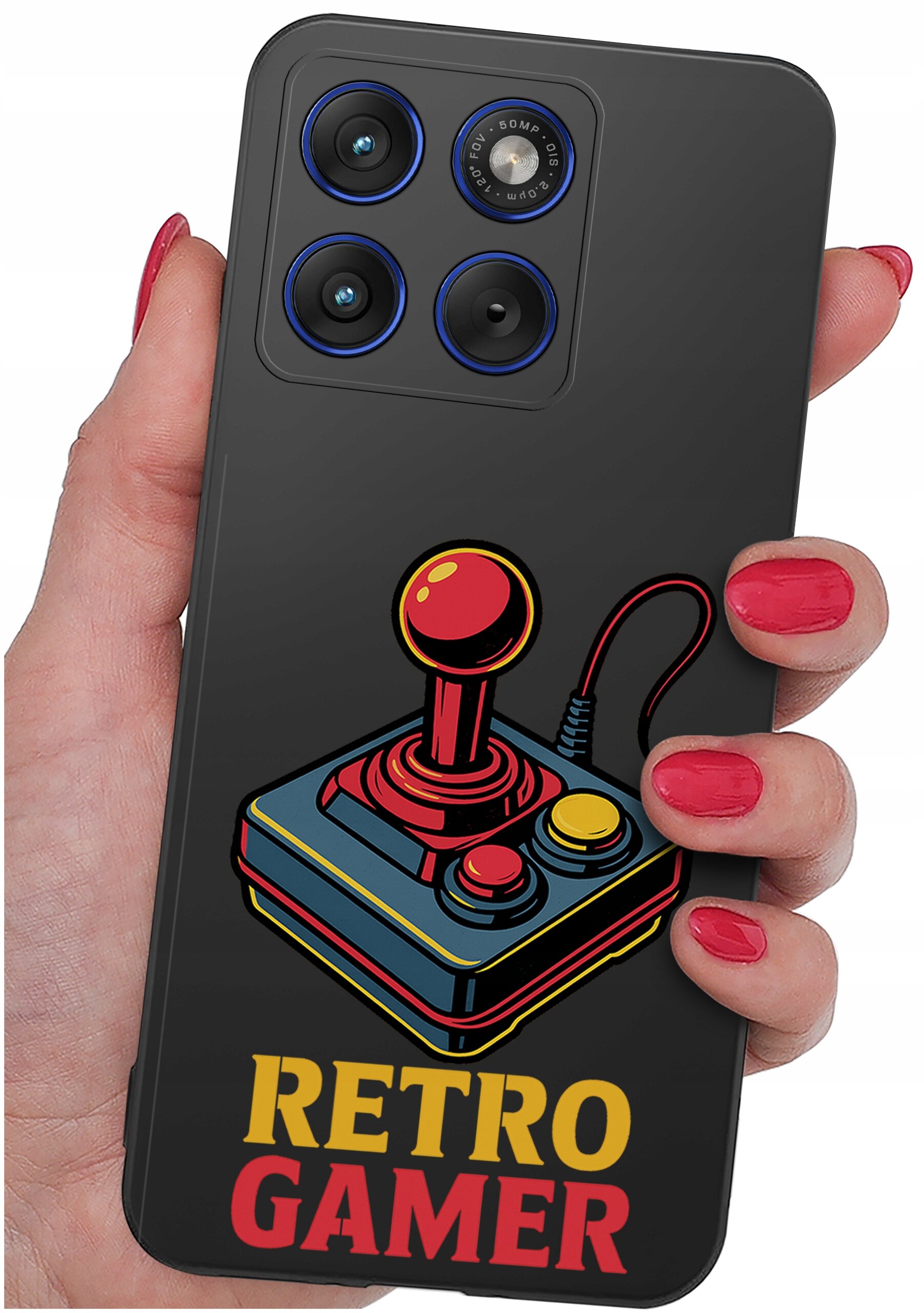 Etui na telefon z grafiką joysticka i napisem \'RETRO GAMER\', trzymane w dłoni z pomalowanymi na czerwono paznokciami.