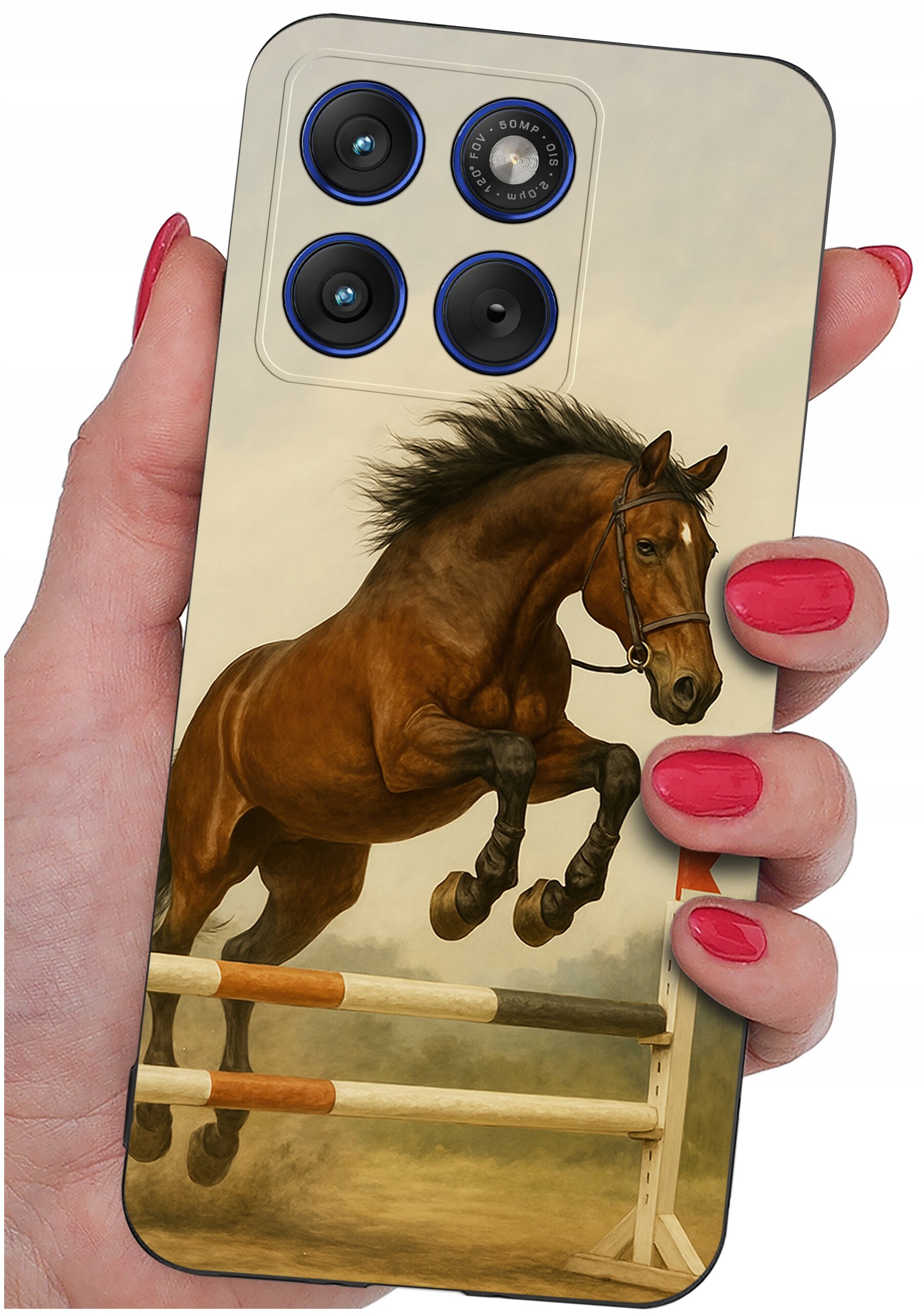 Etui na telefon z nadrukiem konia skaczącego przez przeszkodę, trzymane w dłoni z pomalowanymi na czerwono paznokciami. Widoczne są trzy obiektywy aparatu oraz napis \'48MP 1:1.8/26\'.