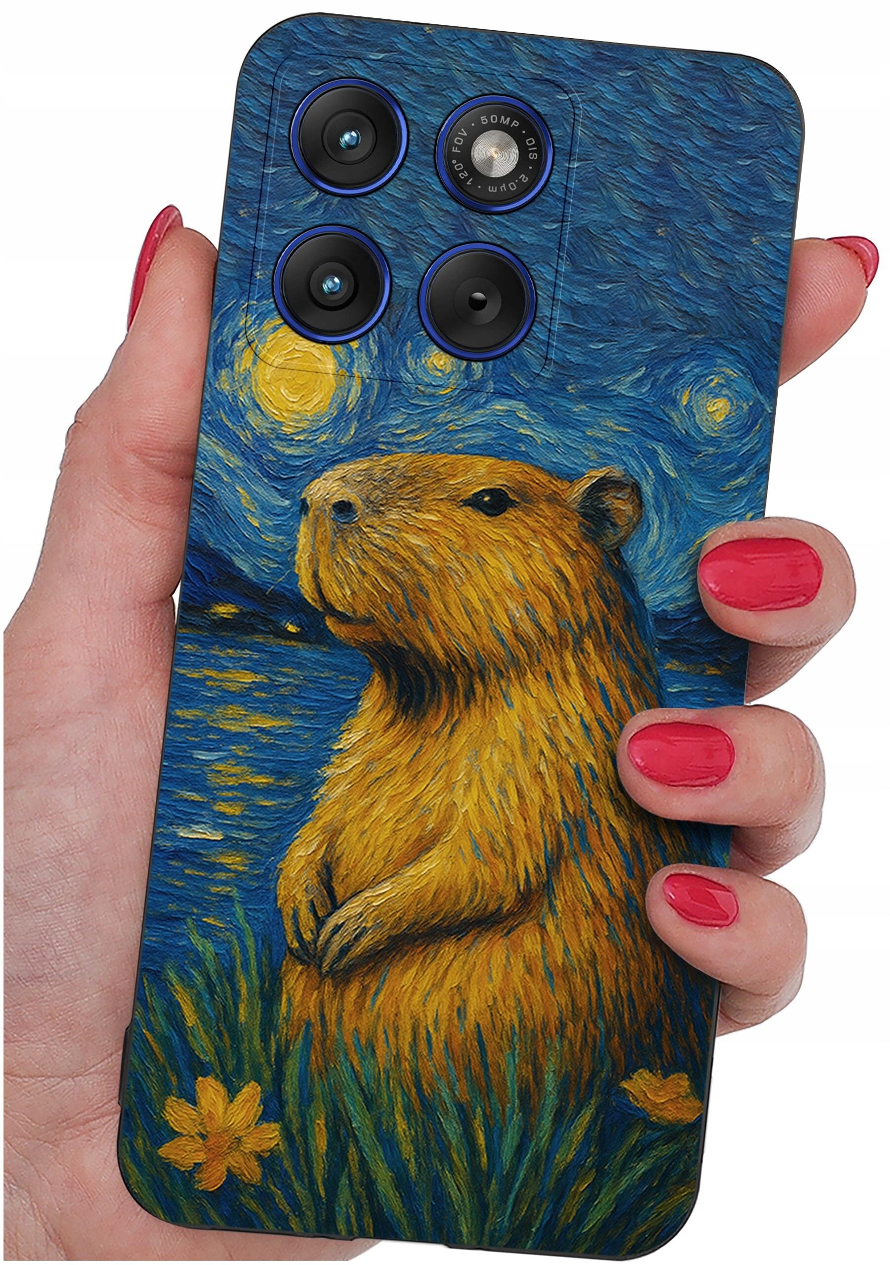Etui na telefon z nadrukiem kapibary na tle nocnego nieba w stylu malarskim, trzymane w dłoni z pomalowanymi na czerwono paznokciami. Widoczne są trzy obiektywy aparatu i napis \'50 MP\'.