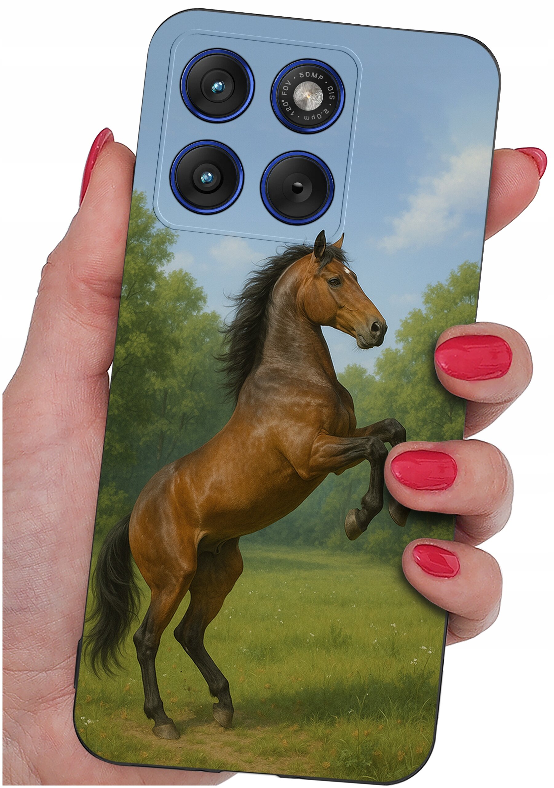 Etui na telefon z nadrukiem konia na tle zielonego krajobrazu, trzymane w dłoni z pomalowanymi na czerwono paznokciami. W górnej części etui widoczne są cztery okrągłe otwory na aparat.