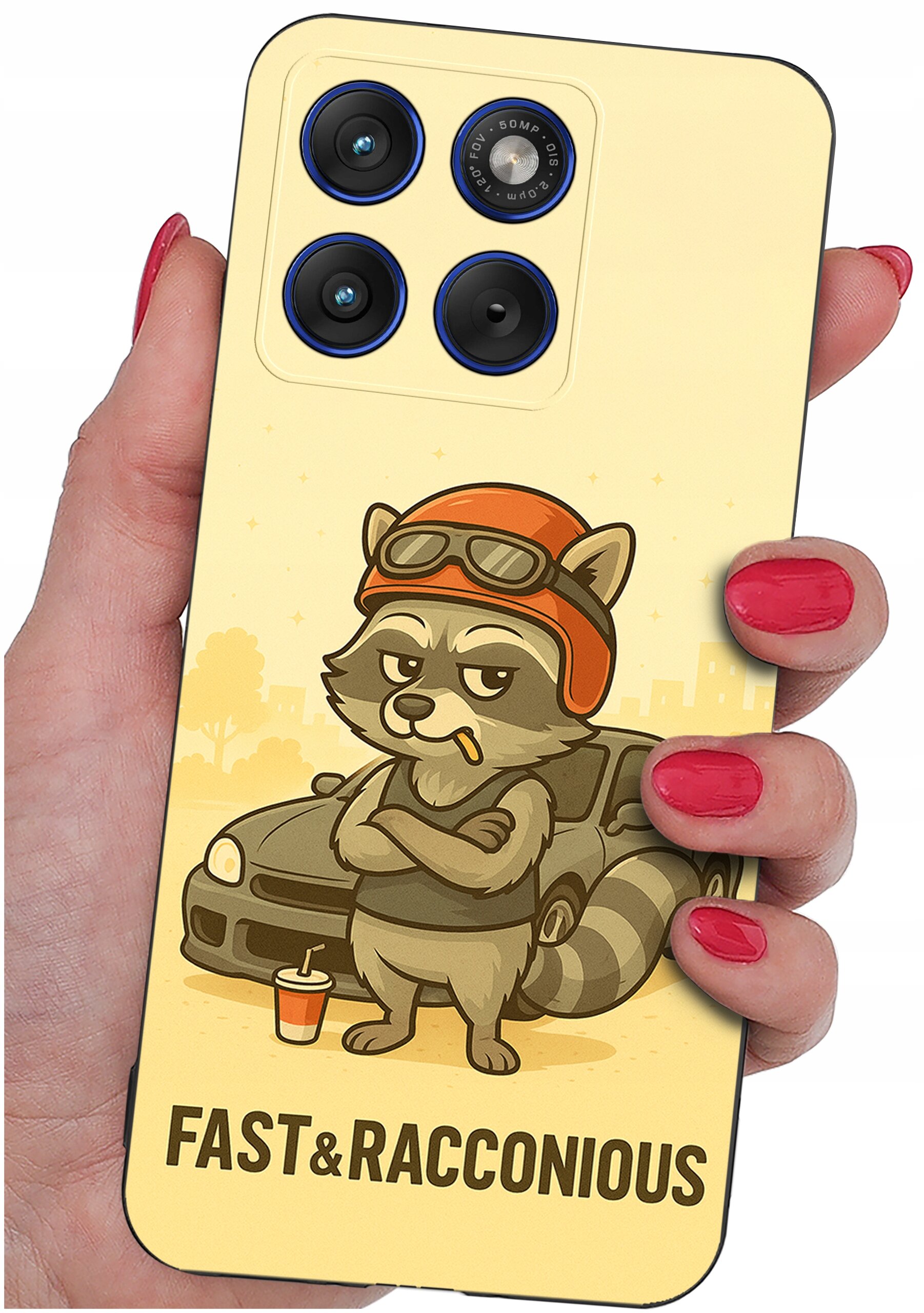 Etui na telefon z grafiką szopa w kasku, stojącego przed samochodem z napisem \'FAST & RACCONIOUS\'. Etui trzymane jest w dłoni z pomalowanymi na czerwono paznokciami.