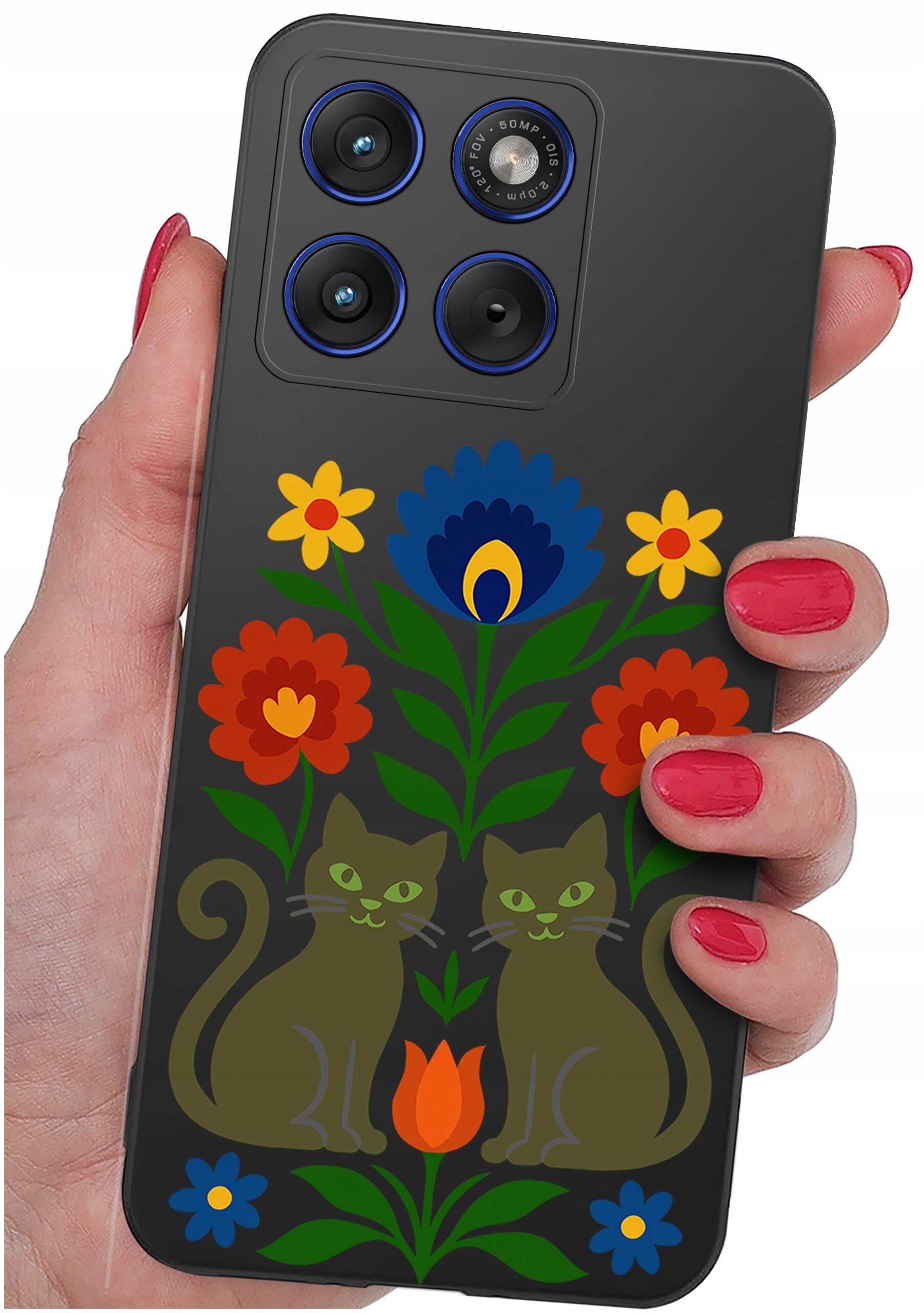 Etui na telefon z kolorowym wzorem przedstawiającym kwiaty i dwa koty. Etui jest trzymane w dłoni z pomalowanymi na czerwono paznokciami.
