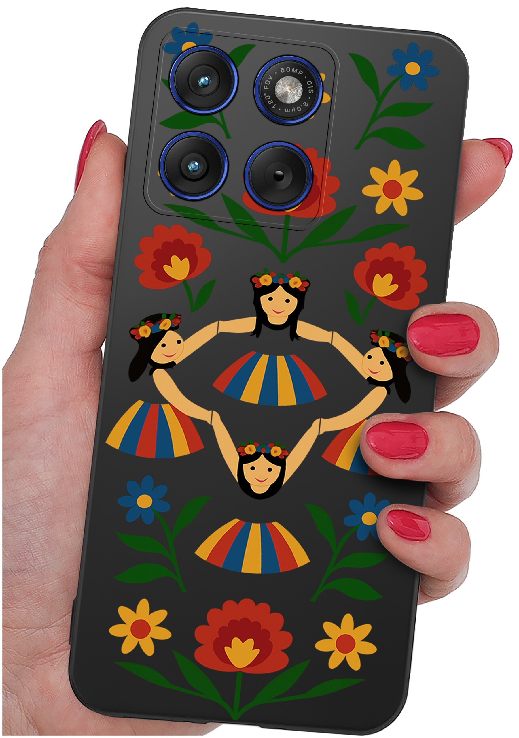 Etui na telefon z kolorowym wzorem przedstawiającym postacie w strojach ludowych i kwiaty. Etui jest trzymane w dłoni z pomalowanymi na czerwono paznokciami.