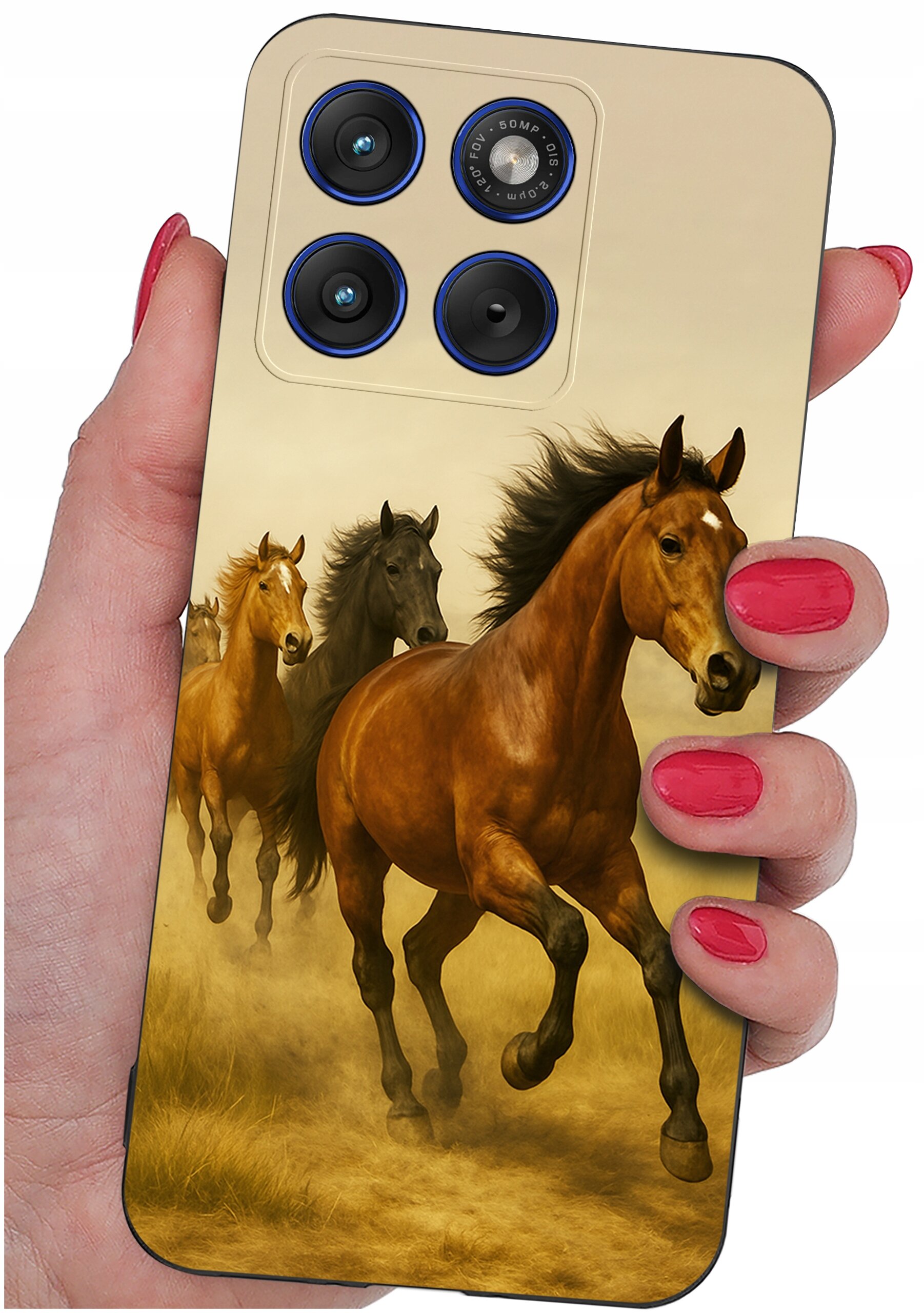 Etui na telefon z nadrukiem galopujących koni, trzymane w dłoni z pomalowanymi na czerwono paznokciami. W górnej części etui widoczne są cztery otwory na aparaty fotograficzne.
