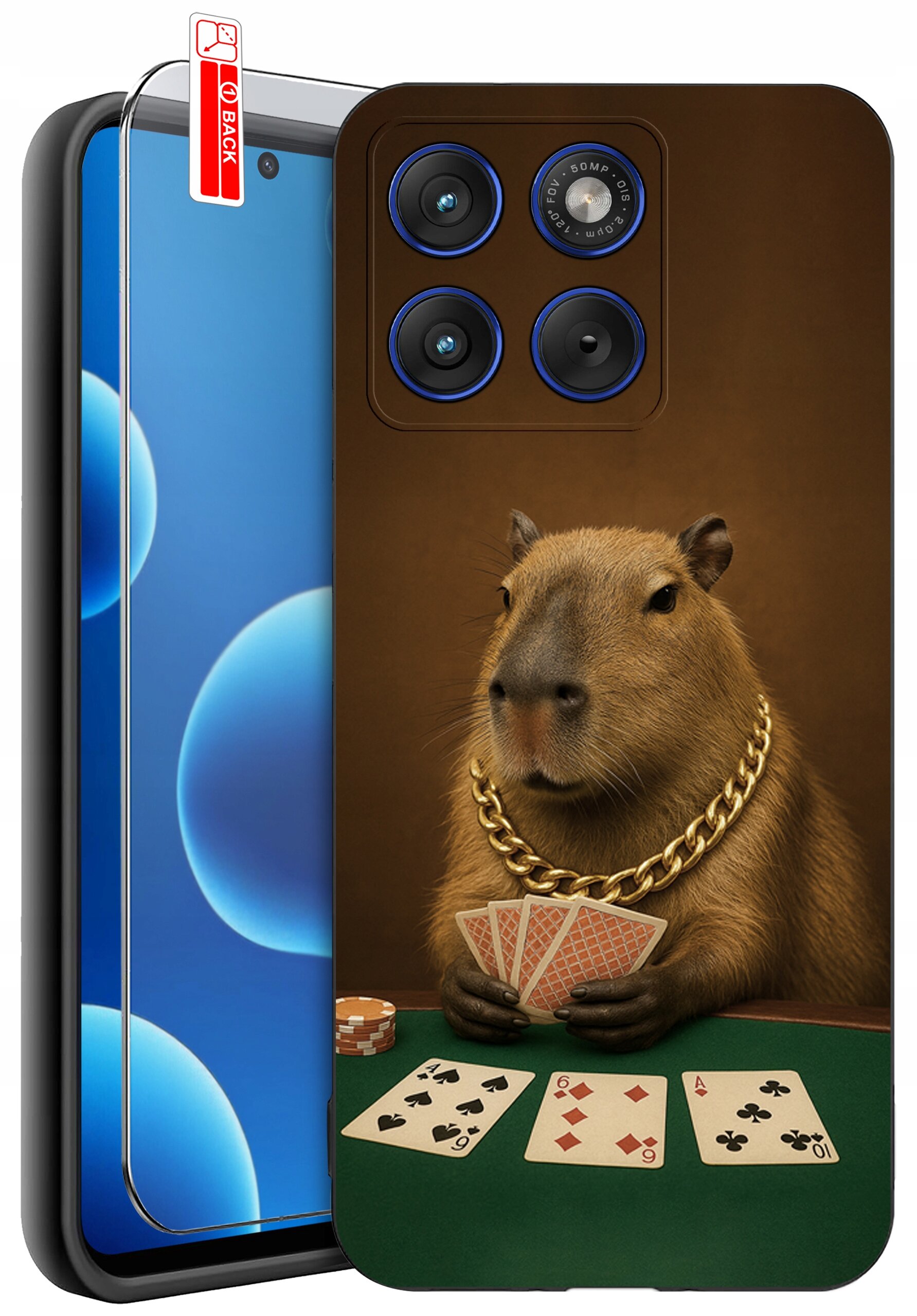 Etui na telefon z nadrukiem kapibary w złotym łańcuchu, trzymającej karty do gry przy stole pokerowym. Obok etui widoczne jest szkło ochronne z napisem \'BACK\'.