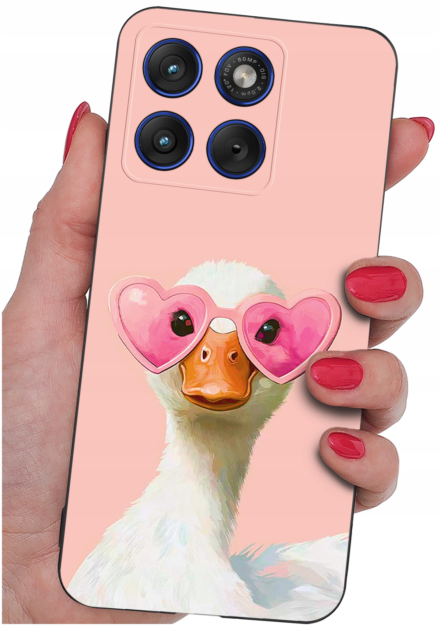 Etui na telefon z nadrukiem kaczki w różowych okularach w kształcie serc, trzymane w dłoni z pomalowanymi na czerwono paznokciami. Etui ma różowe tło i wycięcia na cztery obiektywy aparatu.
