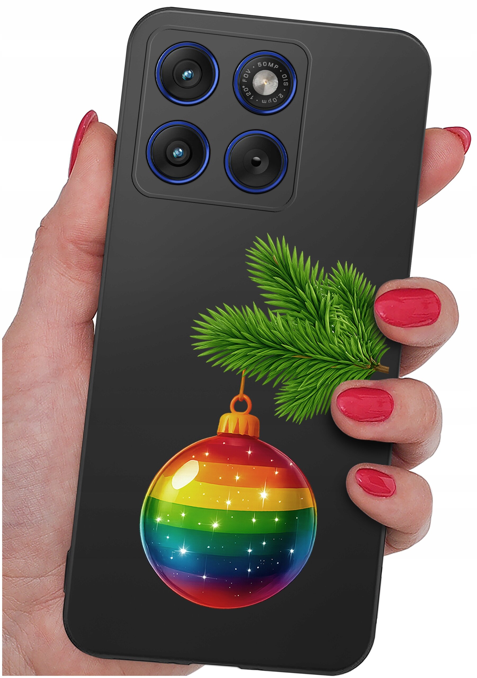 Osoba trzyma telefon z czarnym etui ozdobionym kolorową bombką i gałązką choinki. Etui ma wycięcia na trzy obiektywy aparatu i lampę błyskową.