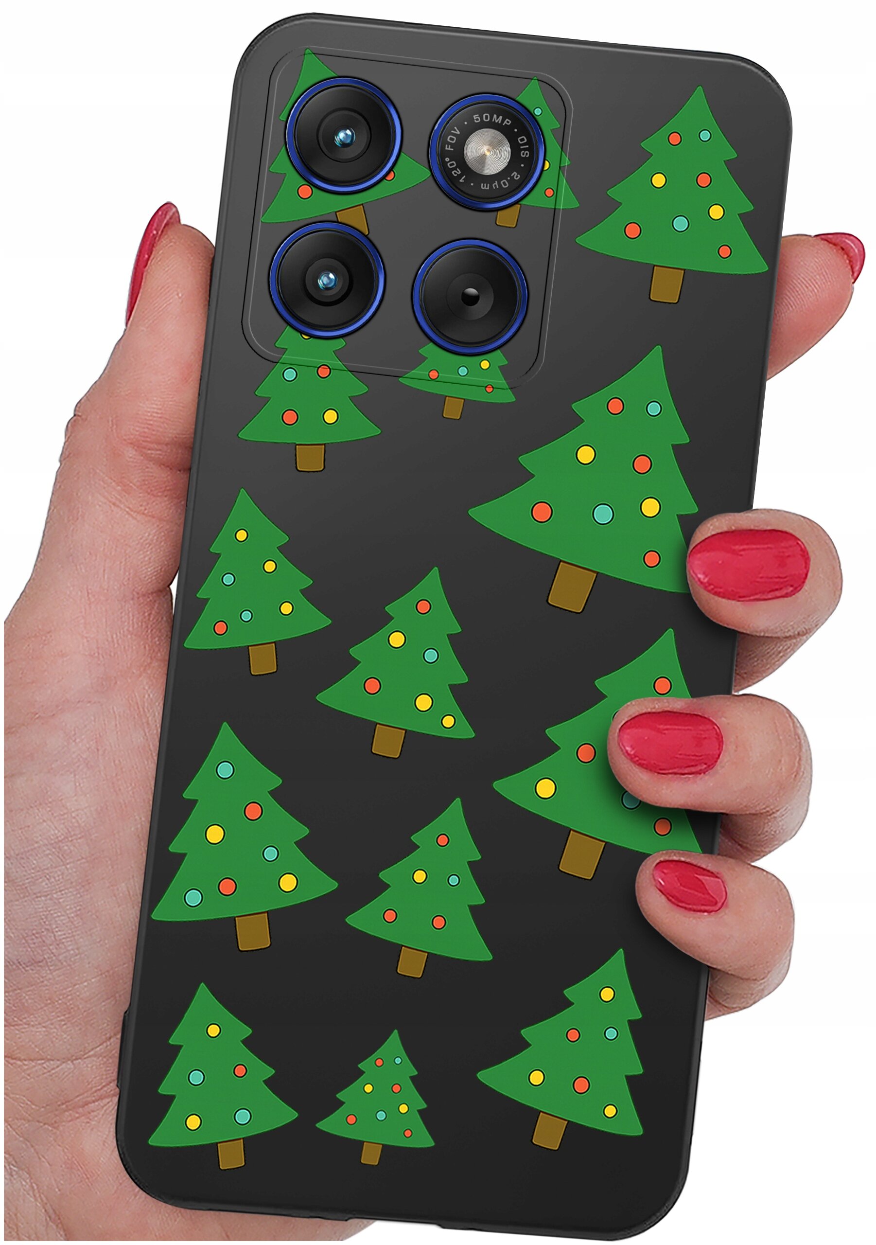 Etui na telefon z motywem choinek, trzymane w dłoni z pomalowanymi na czerwono paznokciami. Etui ma czarną powierzchnię z zielonymi choinkami ozdobionymi kolorowymi kropkami.