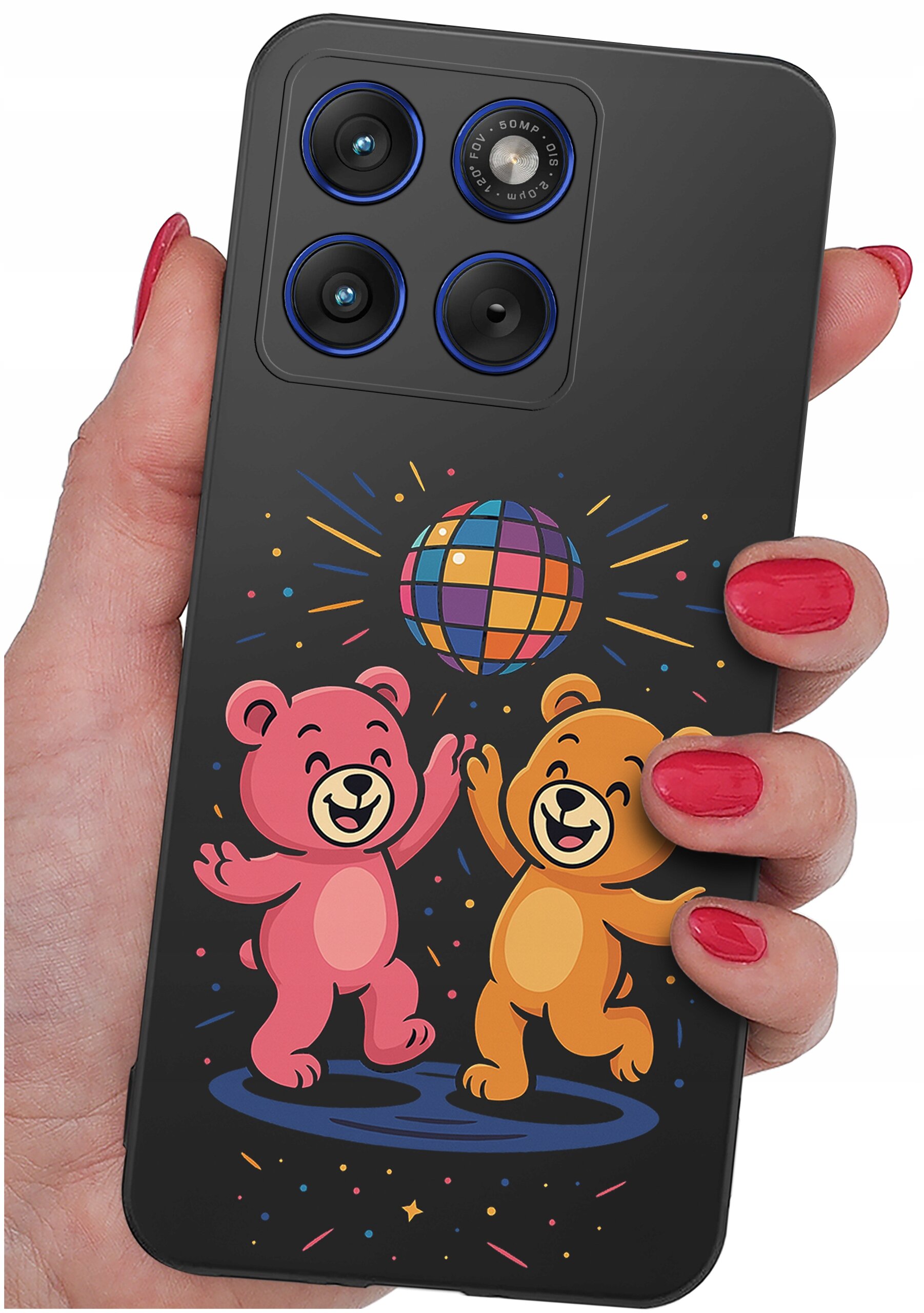 Etui na telefon z kolorowym nadrukiem dwóch uśmiechniętych misiów i dyskotekowej kuli. Etui trzymane jest w dłoni z pomalowanymi na czerwono paznokciami.