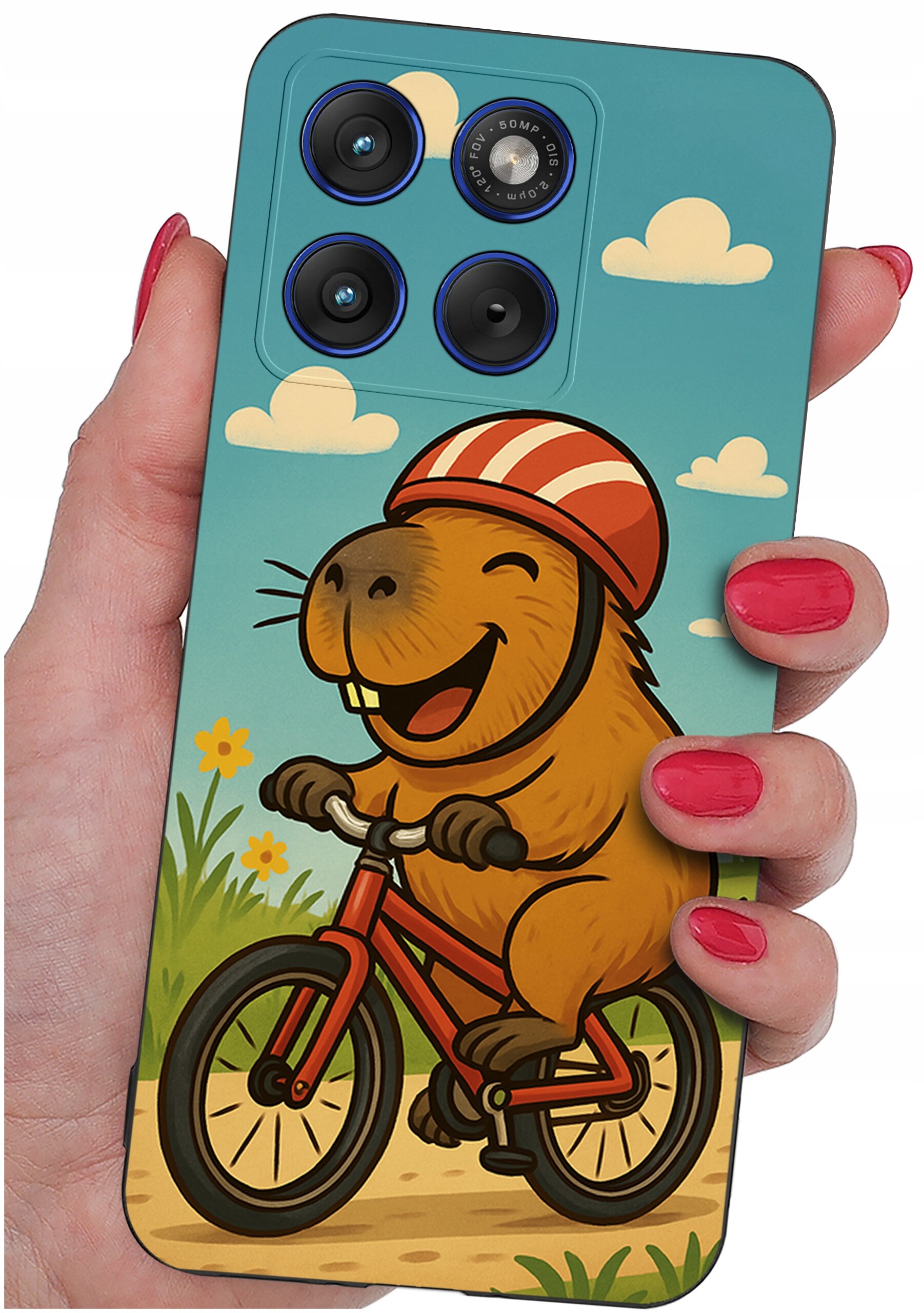 Etui na telefon z kolorowym nadrukiem przedstawiającym uśmiechniętego zwierzęcia na rowerze w kasku, na tle nieba z chmurkami i kwiatami. Etui trzymane jest w dłoni z pomalowanymi na czerwono paznokciami.