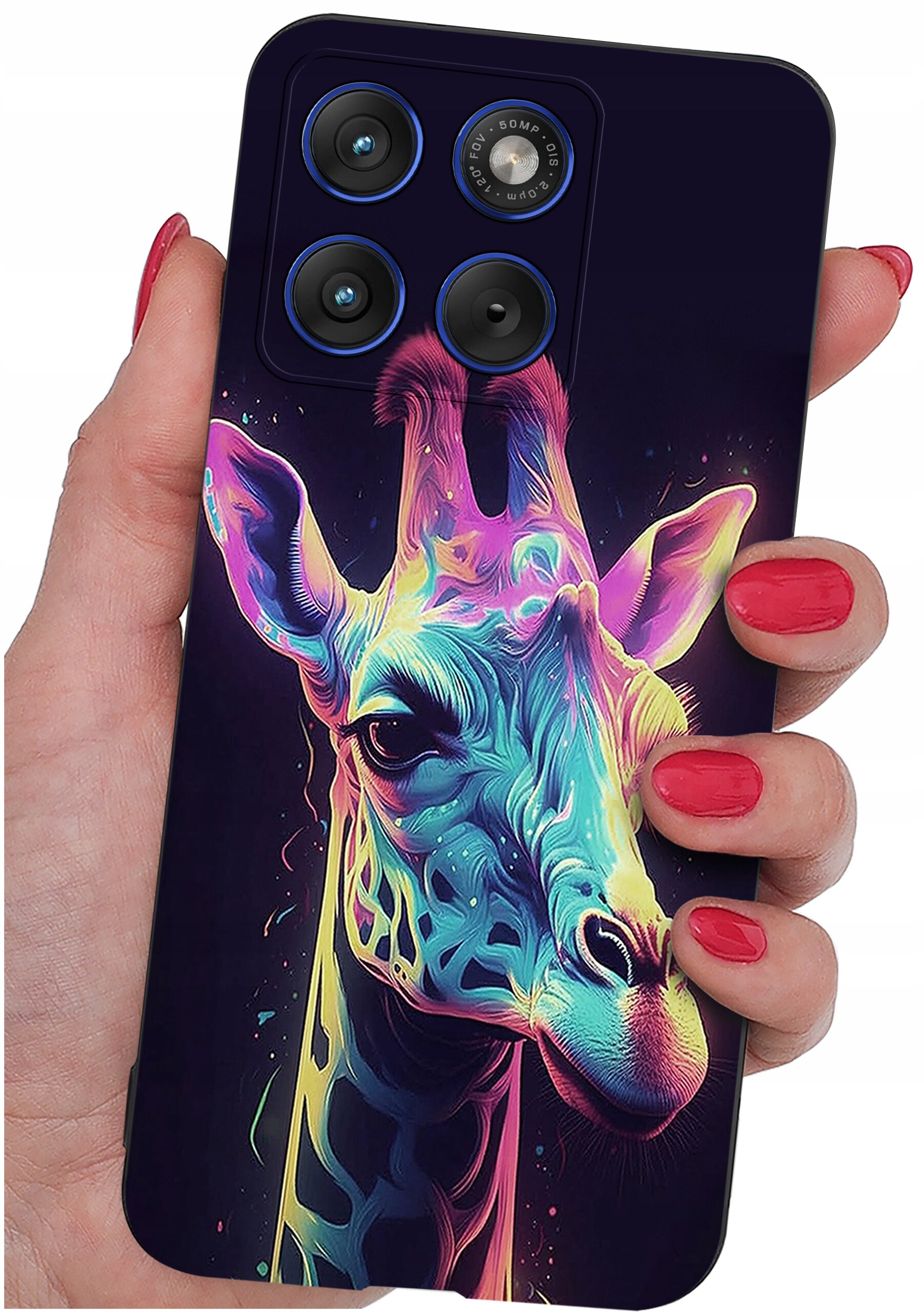 Etui na telefon z kolorowym wzorem żyrafy, trzymane w dłoni z pomalowanymi na czerwono paznokciami. Widoczne są trzy obiektywy aparatu i napis \'64MP\'.