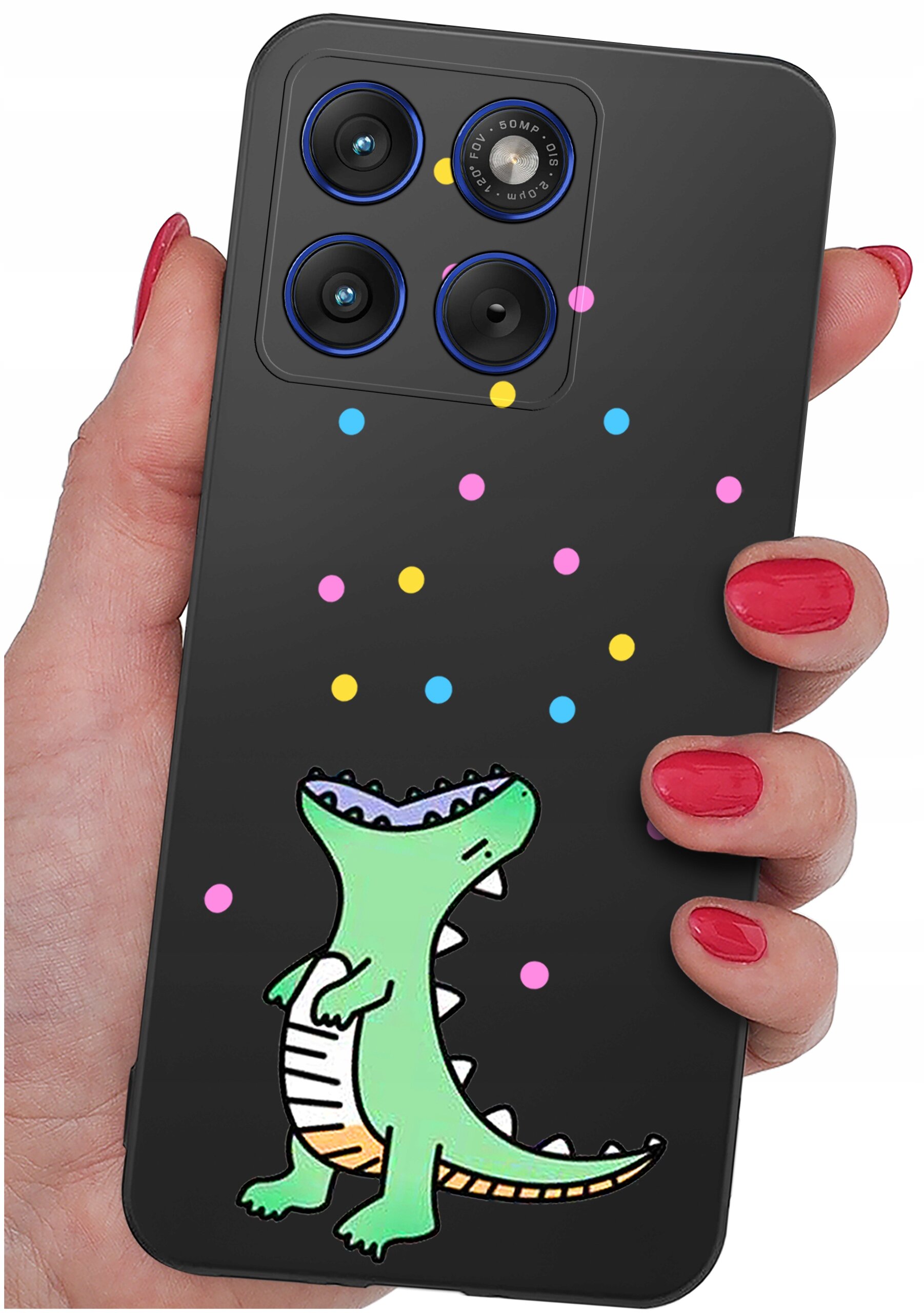 Czarna obudowa telefonu z kolorowym wzorem przedstawiającym zielonego dinozaura i kolorowe kropki. Obudowa jest trzymana w dłoni z pomalowanymi na czerwono paznokciami.