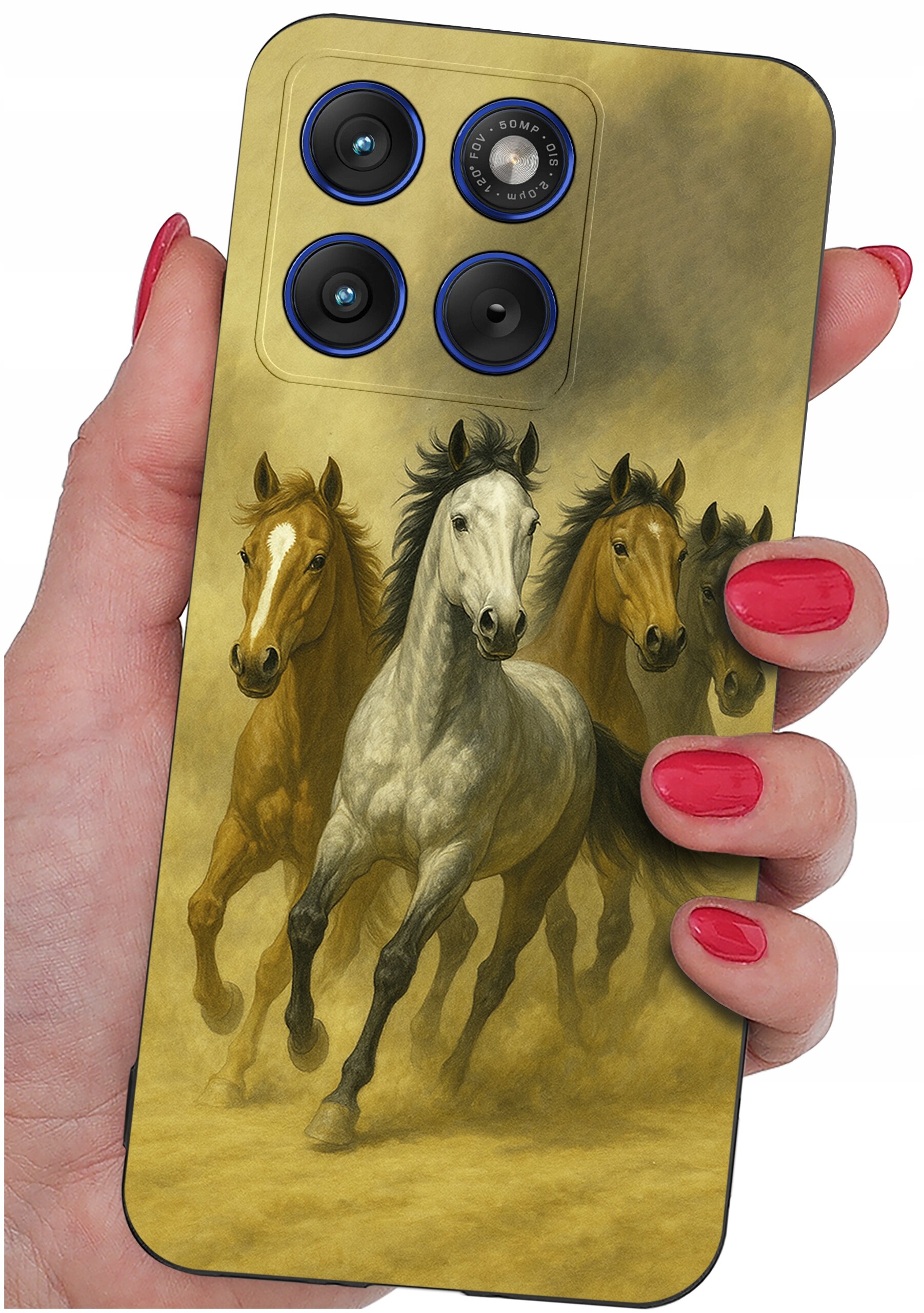 Etui na telefon z nadrukiem galopujących koni, trzymane w dłoni z pomalowanymi na czerwono paznokciami. W górnej części etui widoczne są trzy obiektywy aparatu i napis \'AI 108MP 1:1.9/26\'.