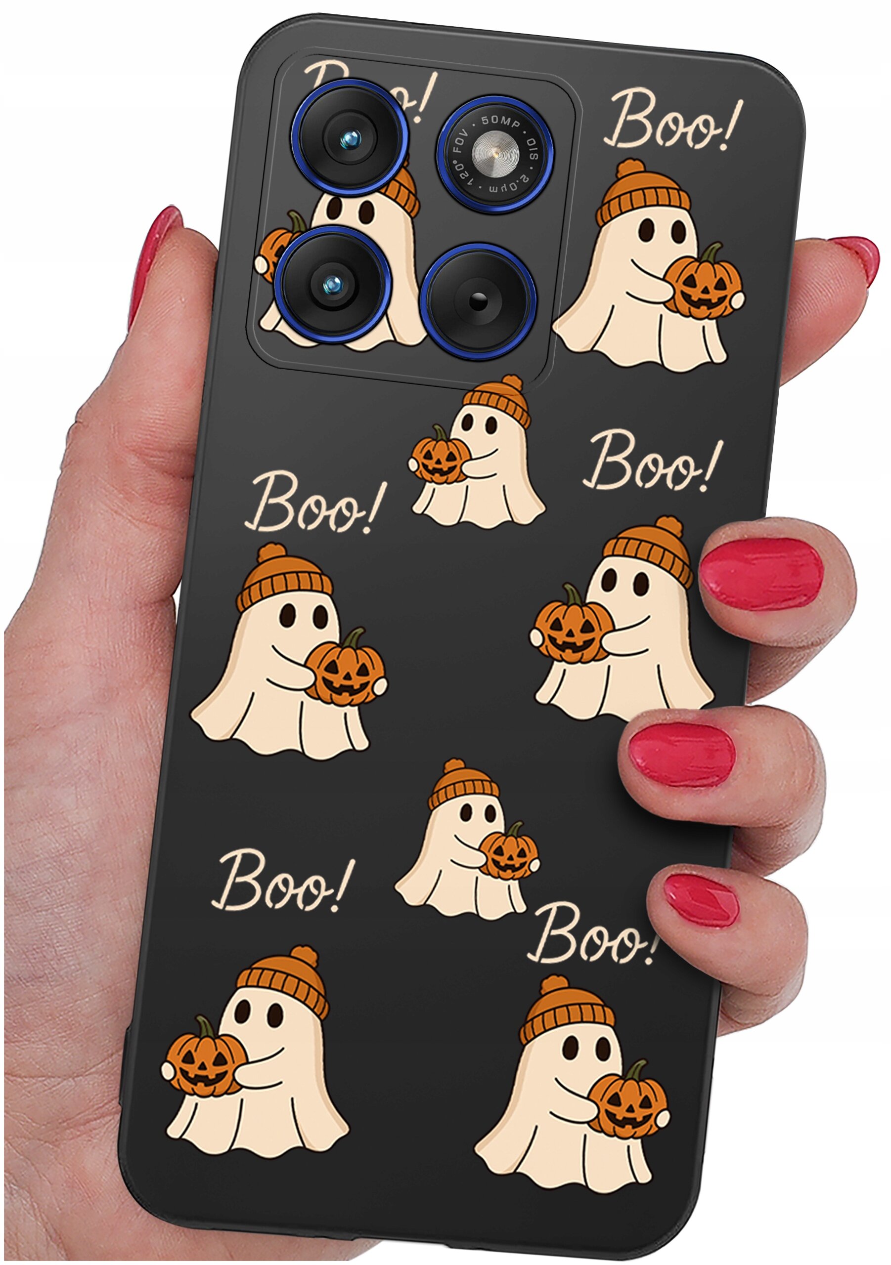 Etui na telefon z motywem duchów trzymających dynie, z napisem \'Boo!\' w kilku miejscach. Etui jest trzymane w dłoni z pomalowanymi na czerwono paznokciami.