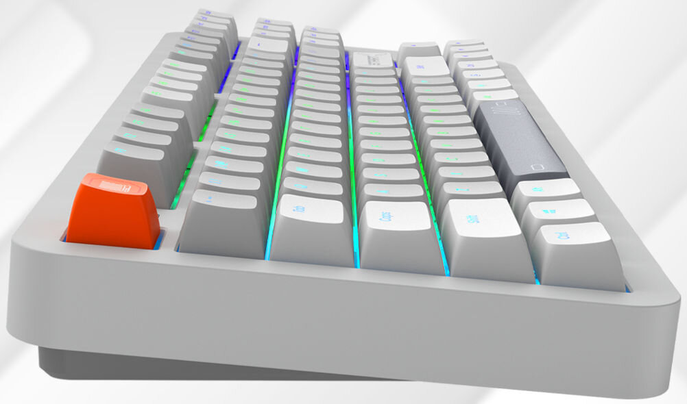 Klawiatura mechaniczna z białymi klawiszami i podświetleniem RGB, z jednym klawiszem w kolorze pomarańczowym.