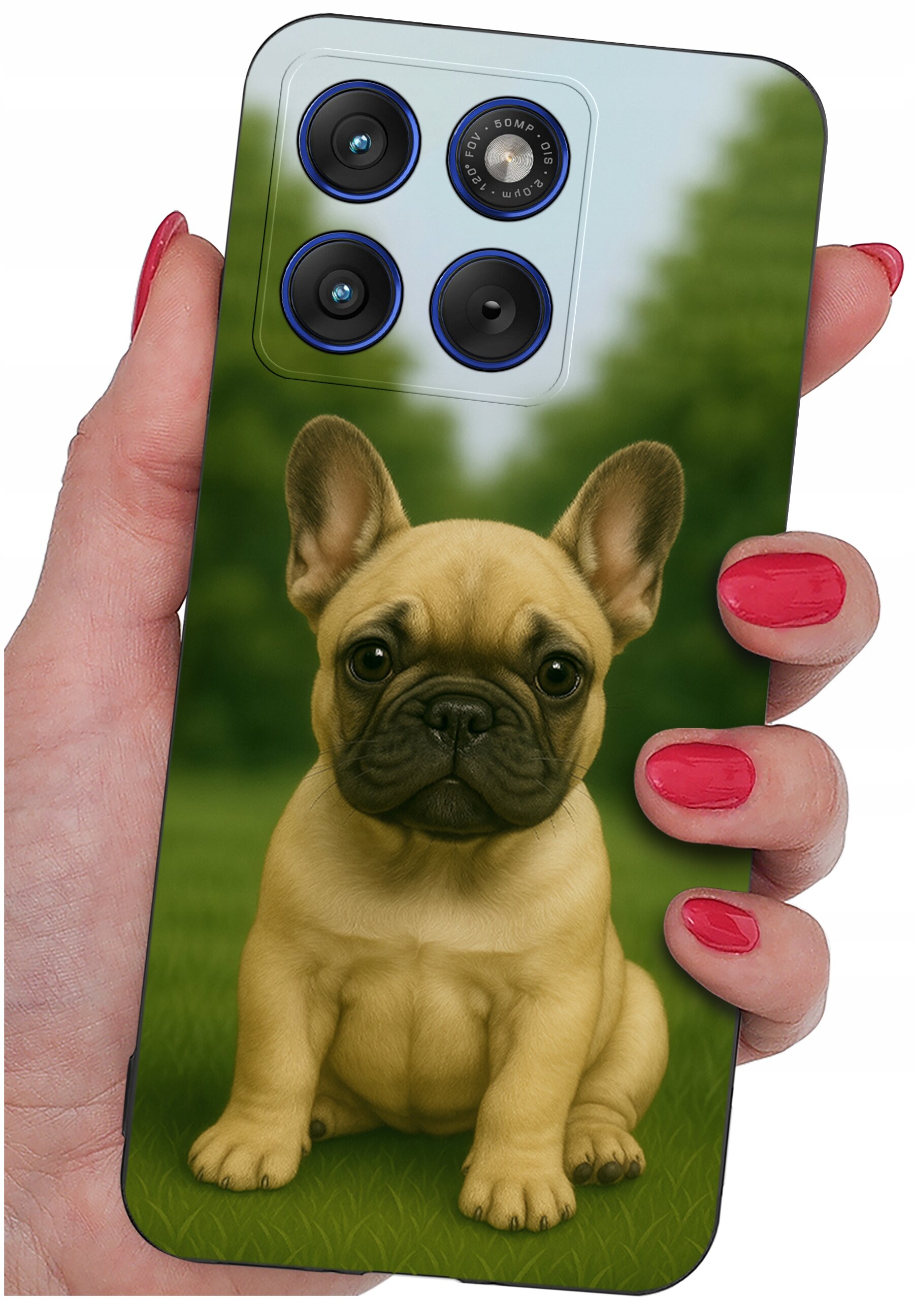 Etui na telefon z nadrukiem psa rasy buldog francuski, trzymane w dłoni z pomalowanymi na czerwono paznokciami. W tle widoczny jest rozmyty krajobraz zieleni.