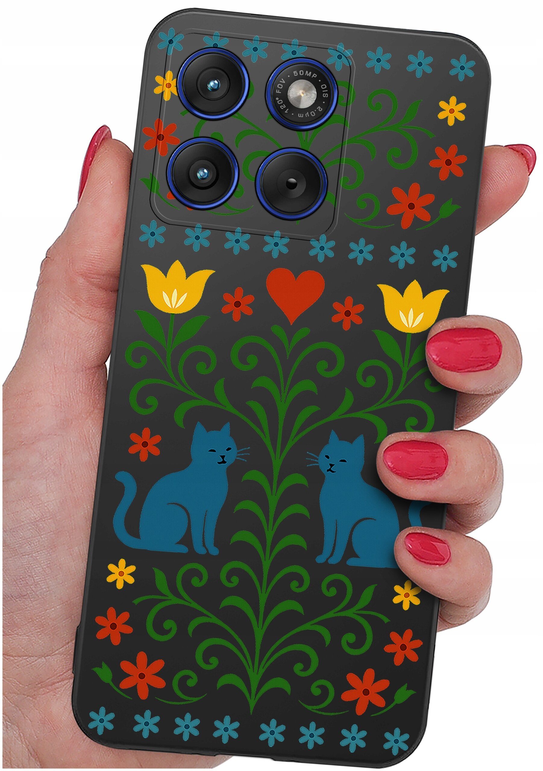 Etui na telefon z kolorowym wzorem kwiatów, serca i dwóch niebieskich kotów. Trzymane w dłoni z pomalowanymi na czerwono paznokciami.