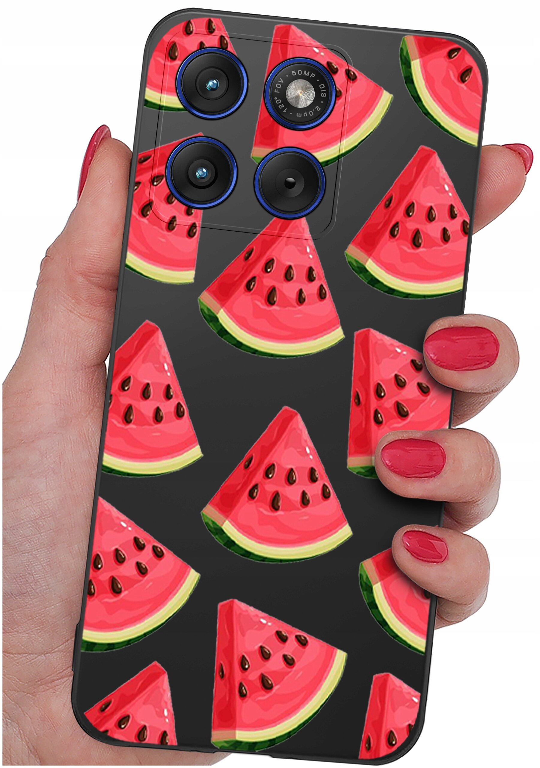 Etui na telefon z wzorem kawałków arbuza, trzymane w dłoni z pomalowanymi na czerwono paznokciami. Widoczne są trzy obiektywy aparatu oraz napis \'50 MP OIS\'.