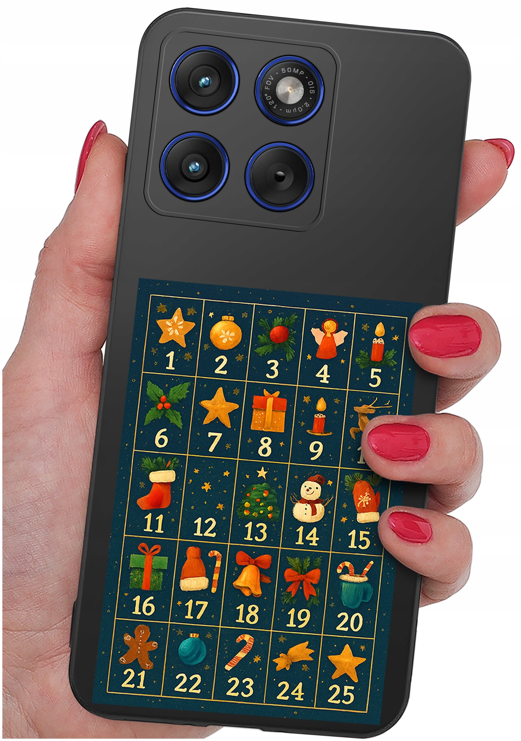Osoba trzyma telefon z czarnym etui, na którym znajduje się kolorowy wzór przypominający kalendarz adwentowy z numerami od 1 do 25 i świątecznymi motywami. Etui ma wycięcia na trzy obiektywy aparatu i lampę błyskową.