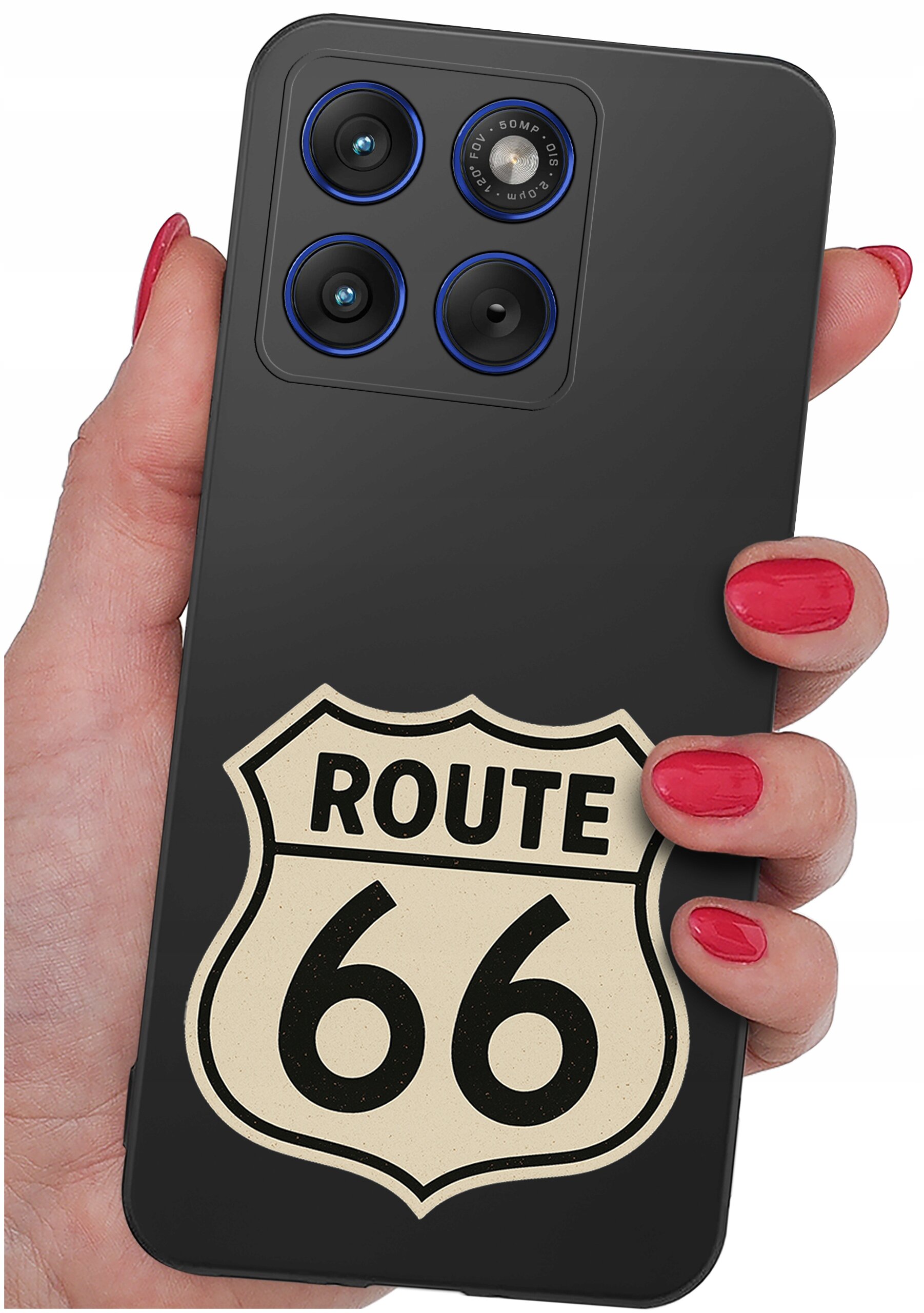 Czarna obudowa telefonu z nadrukiem znaku \'ROUTE 66\' trzymana w dłoni z czerwonymi paznokciami. Na górze widoczne są trzy obiektywy aparatu z niebieskimi akcentami.
