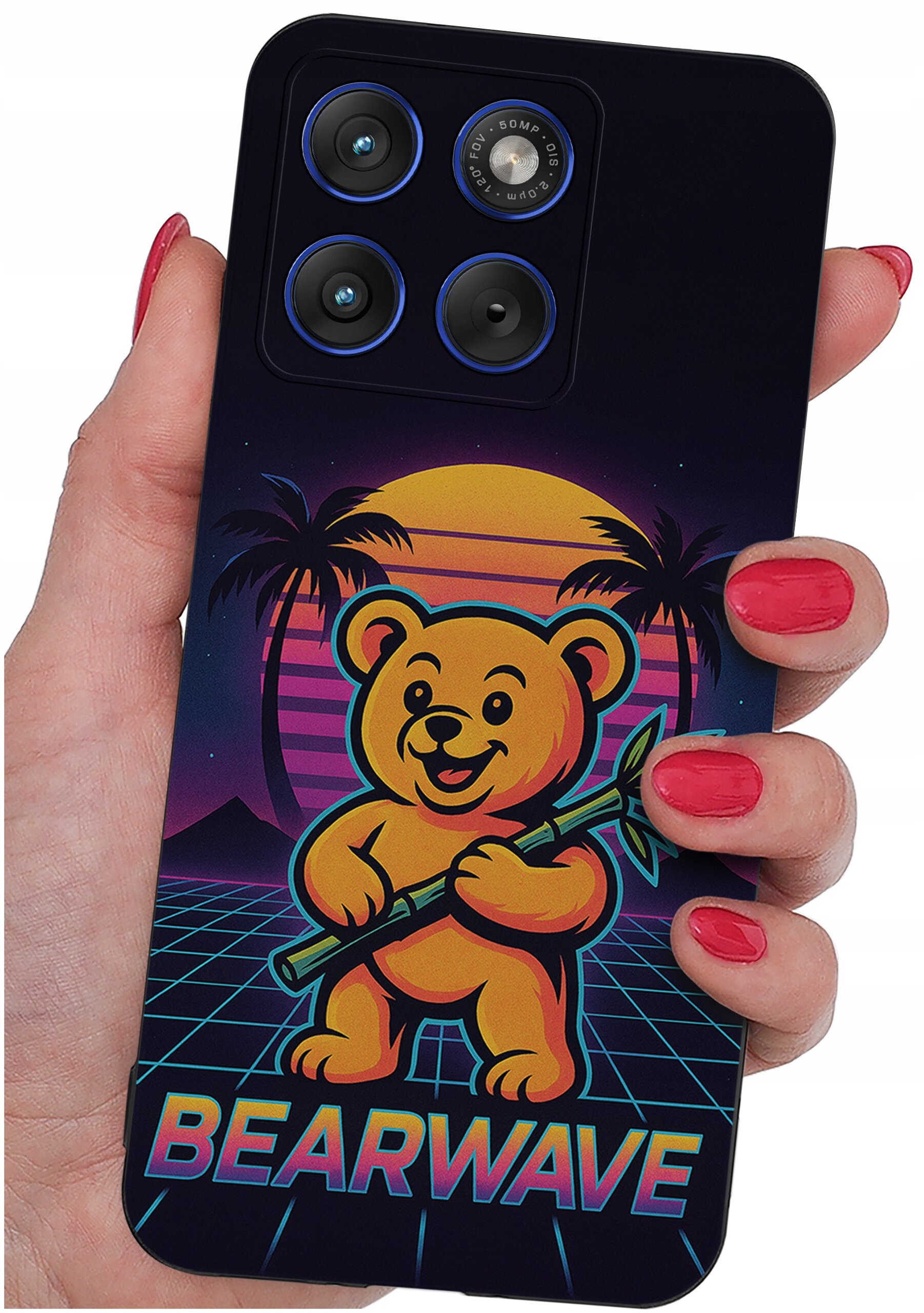 Etui na telefon z kolorowym nadrukiem przedstawiającym misia trzymającego bambus na tle zachodzącego słońca i palm. Na dole widoczny jest napis \'BEARWAVE\'.