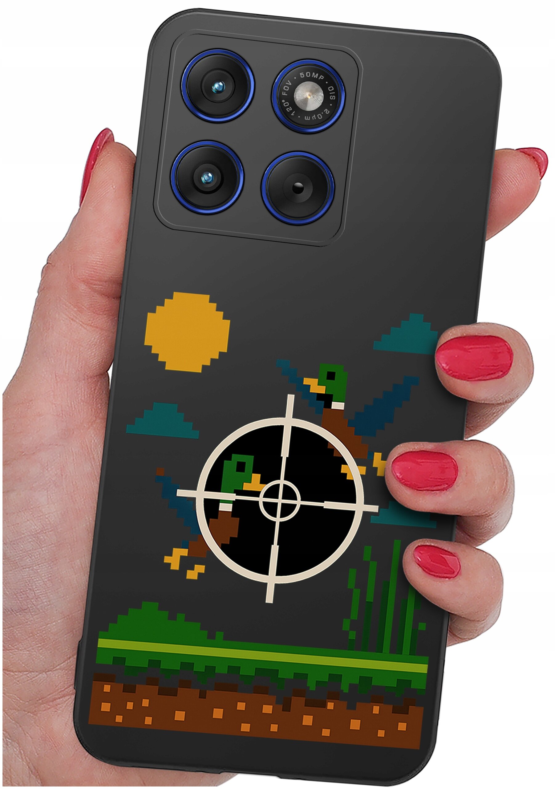Osoba trzyma telefon z etui ozdobionym pikselową grafiką przedstawiającą kaczki i celownik. Etui jest czarne z kolorowymi elementami w stylu retro.