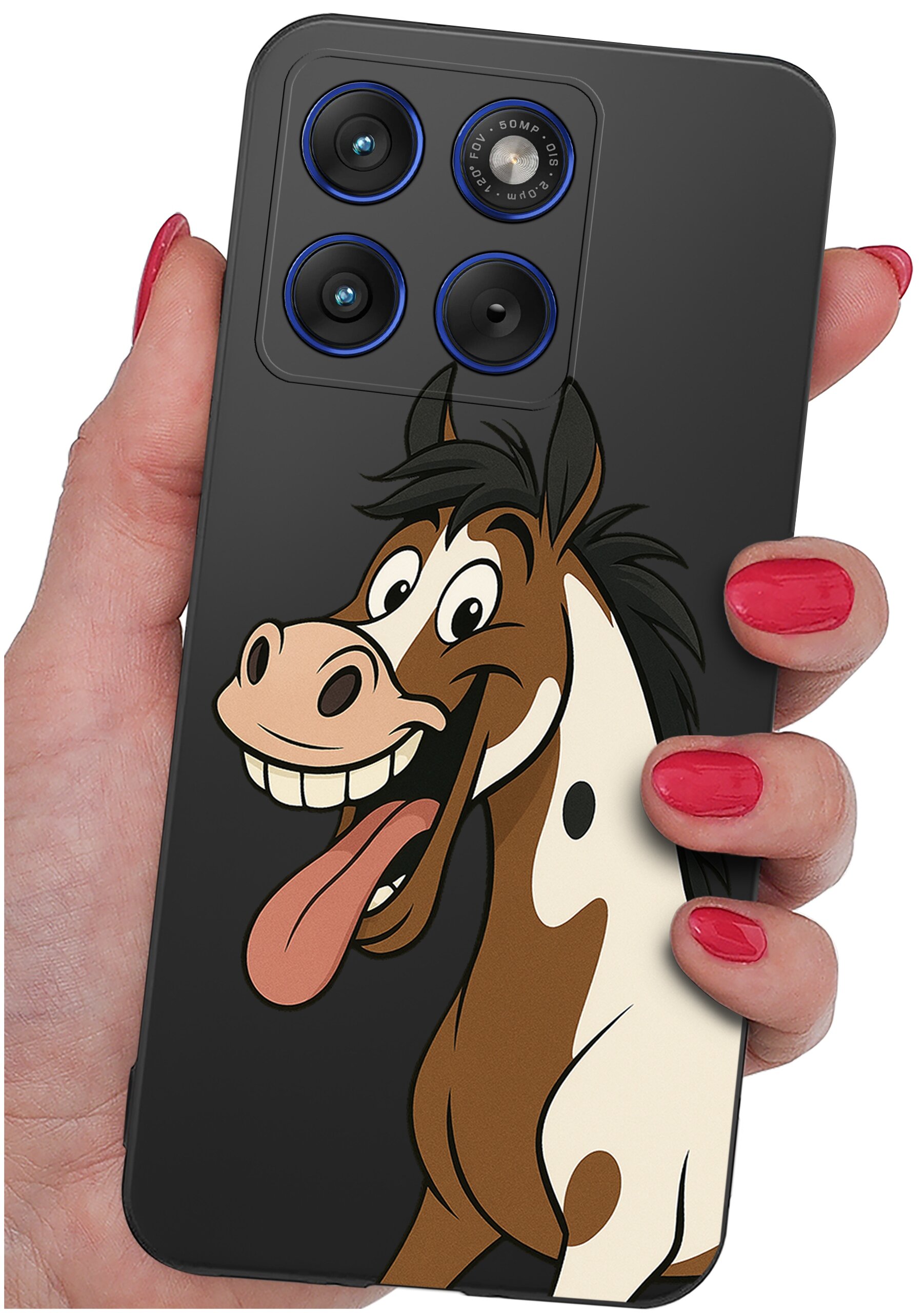 Etui na telefon z grafiką uśmiechniętego konia, trzymane w dłoni z pomalowanymi na czerwono paznokciami. Widać trzy obiektywy aparatu i napis \'108 MP 1:1.9/26 ASPH\'.