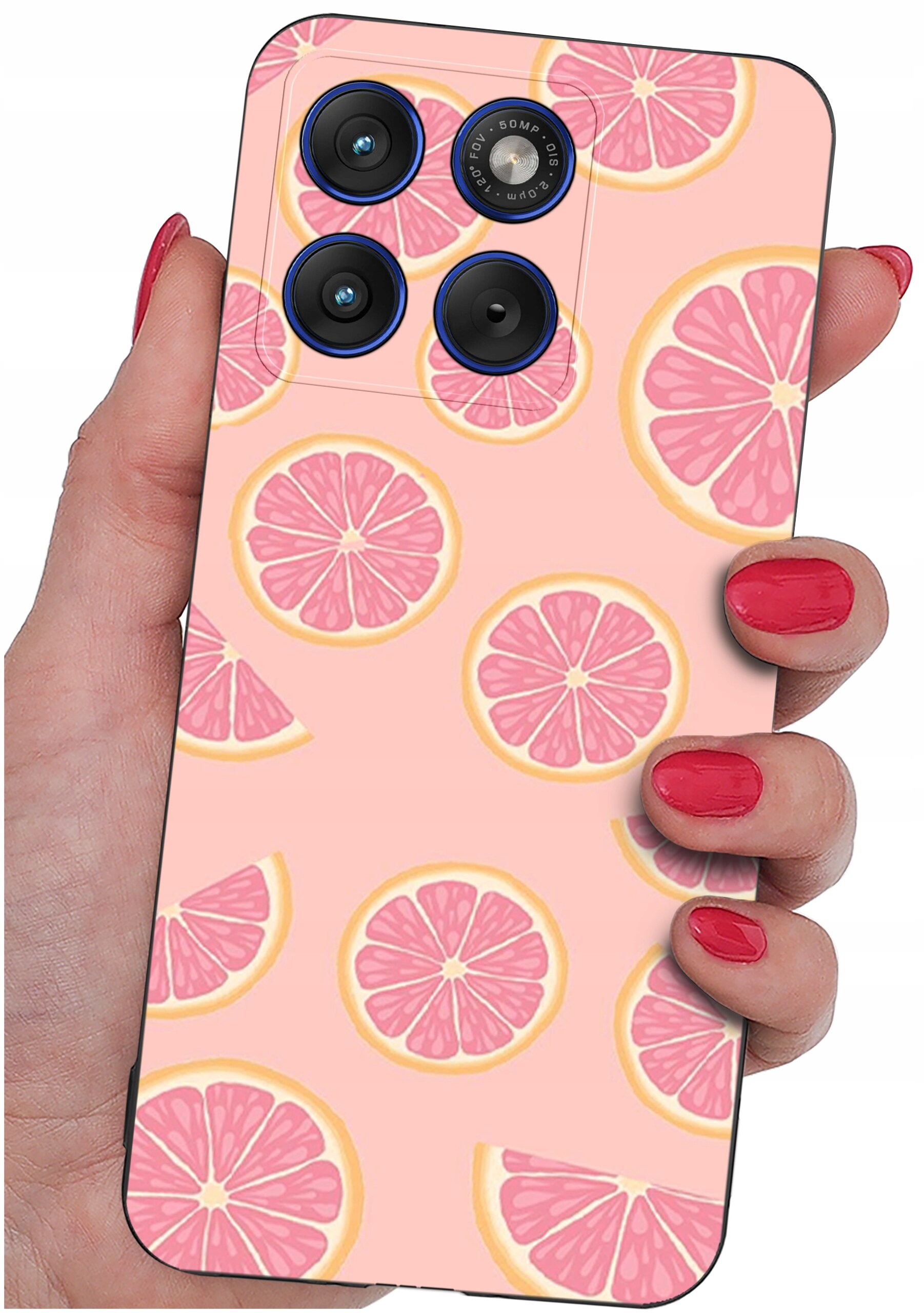 Osoba trzyma telefon z etui ozdobionym wzorem różowych plasterków cytrusów na jasnoróżowym tle. Na etui widoczne są trzy obiektywy aparatu i napis \'108MP 1:1.9\'.