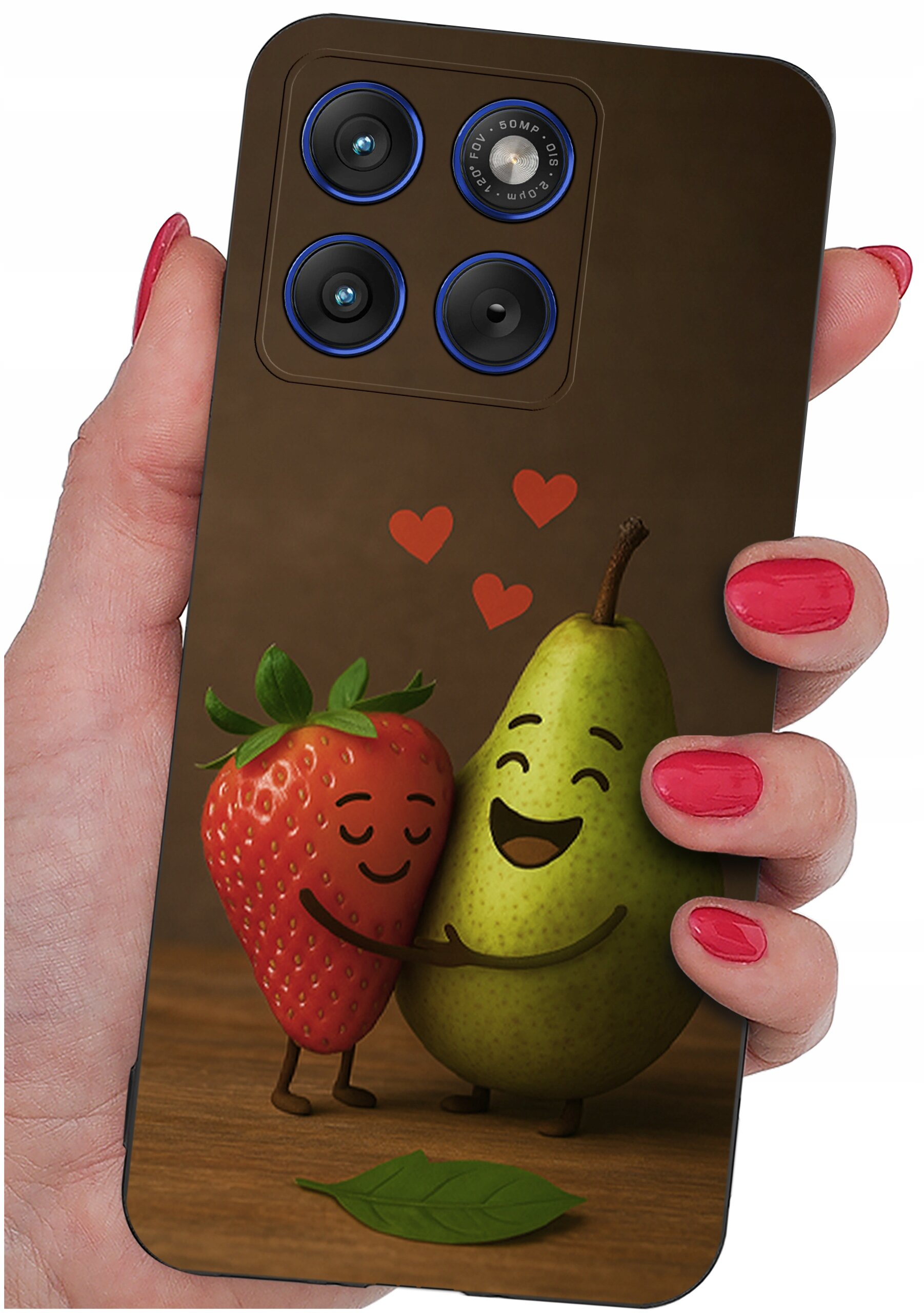 Etui na telefon z grafiką przedstawiającą uśmiechniętą truskawkę i gruszkę przytulające się, z trzema czerwonymi serduszkami nad nimi. Etui jest trzymane w dłoni z pomalowanymi na czerwono paznokciami.