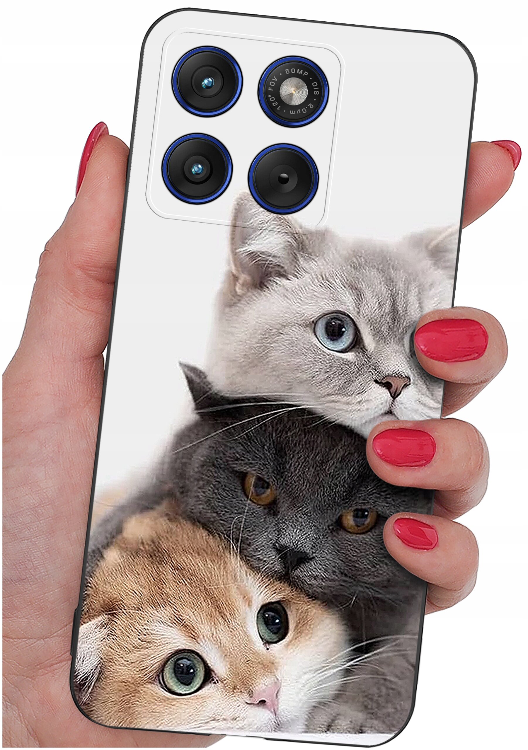 Etui na telefon z nadrukiem trzech kotów, trzymane w dłoni z pomalowanymi na czerwono paznokciami. Etui posiada wycięcia na cztery obiektywy aparatu.