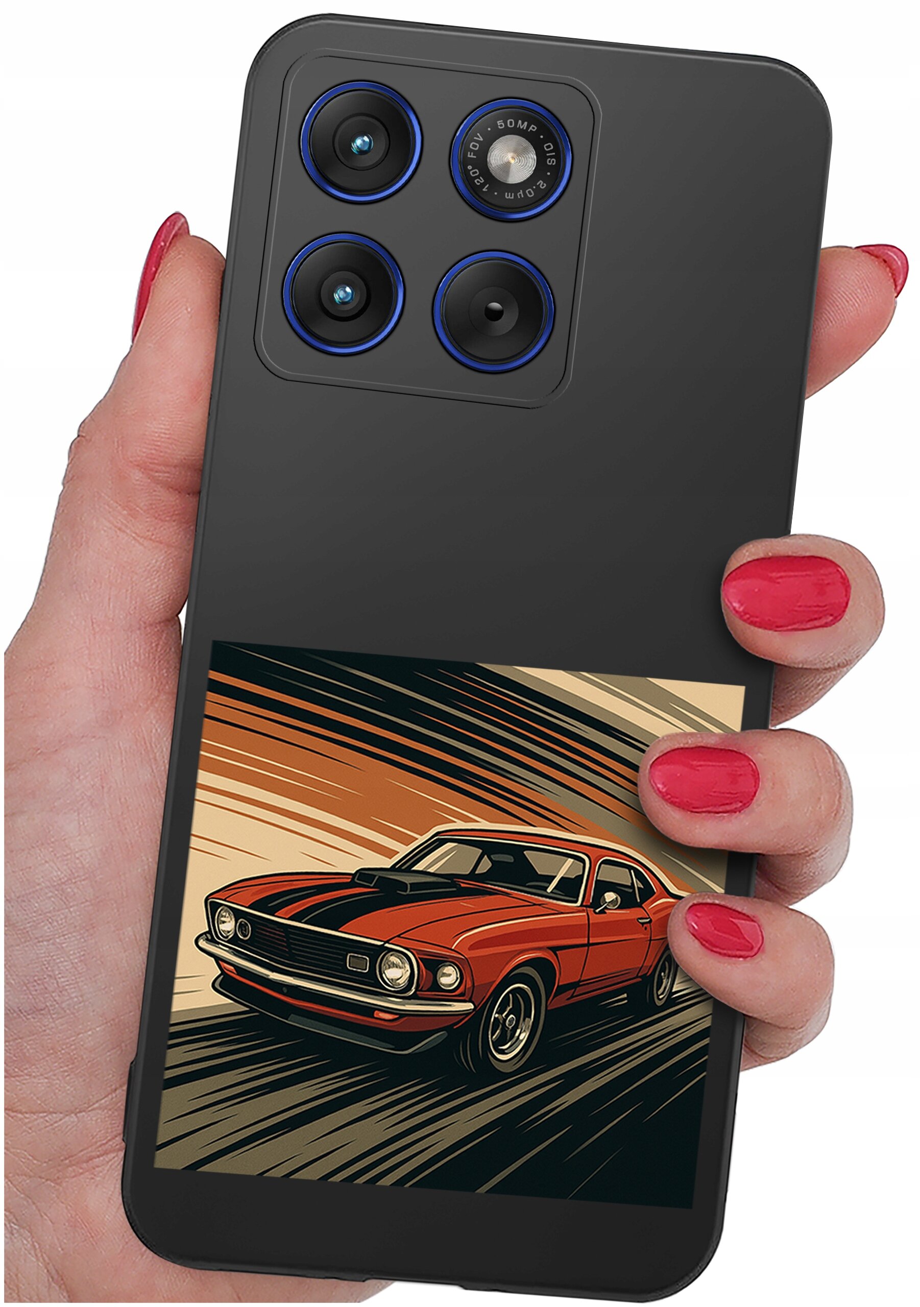Osoba trzyma czarne etui na telefon z nadrukiem czerwonego samochodu w stylu retro. Etui ma wycięcia na trzy obiektywy aparatu i lampę błyskową.