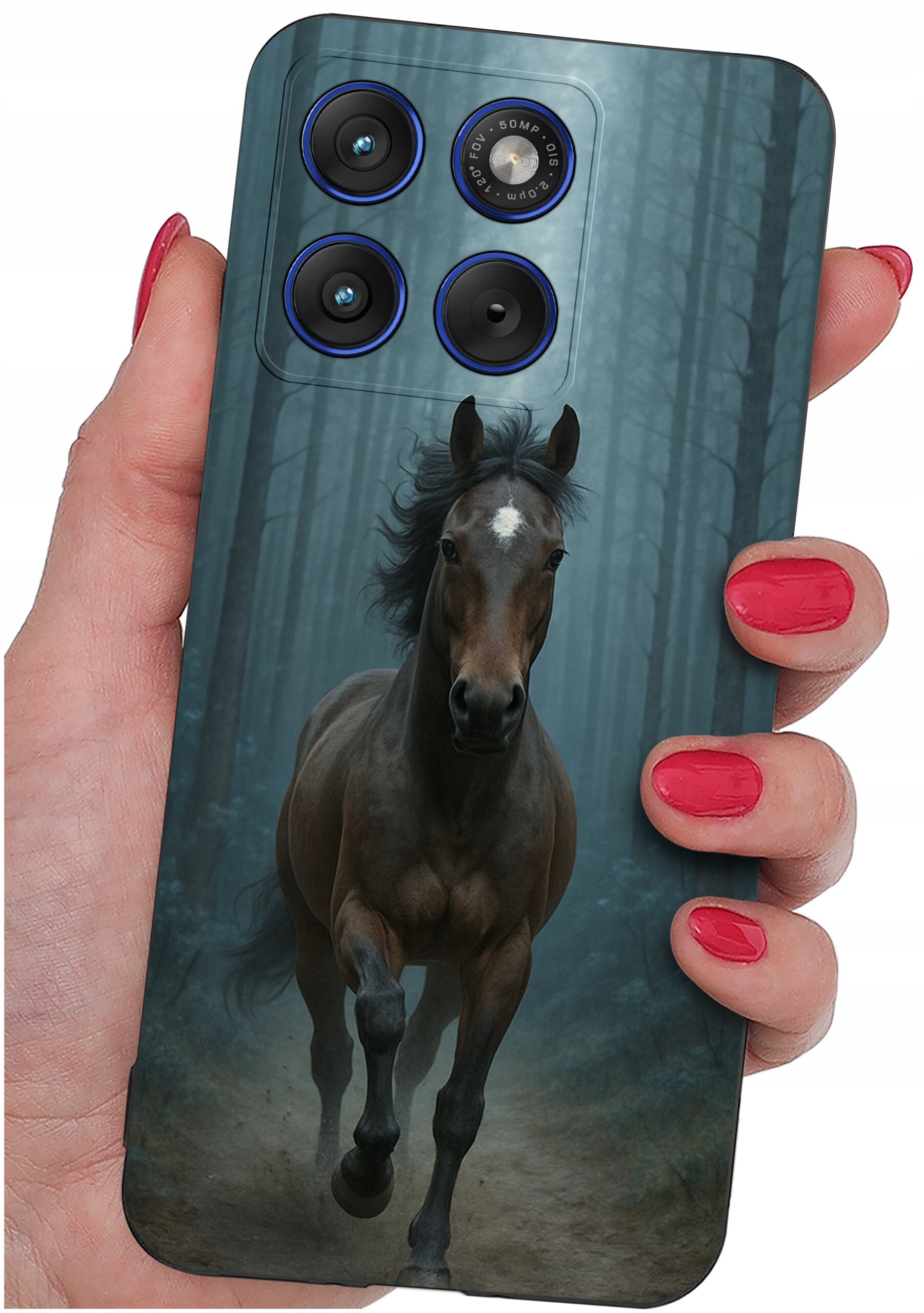 Etui na telefon z nadrukiem galopującego konia w lesie, trzymane w dłoni z pomalowanymi na czerwono paznokciami. W górnej części etui widoczne są cztery obiektywy aparatu z napisem \'AI 64MP 1080P\'.
