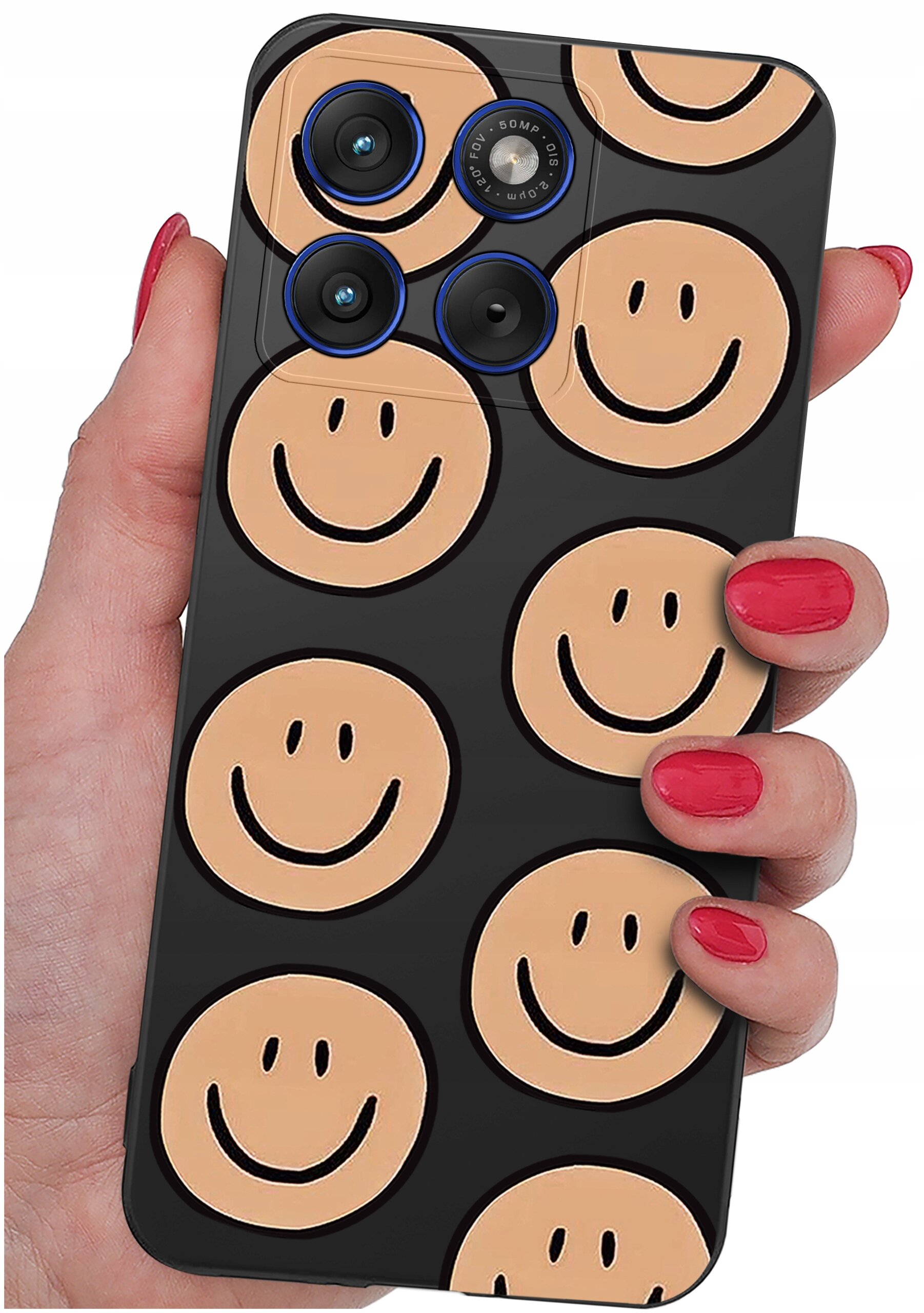 Etui na telefon z czarnym tłem ozdobione wzorem uśmiechniętych buziek w kolorze beżowym. Trzymane jest w dłoni z pomalowanymi na czerwono paznokciami.