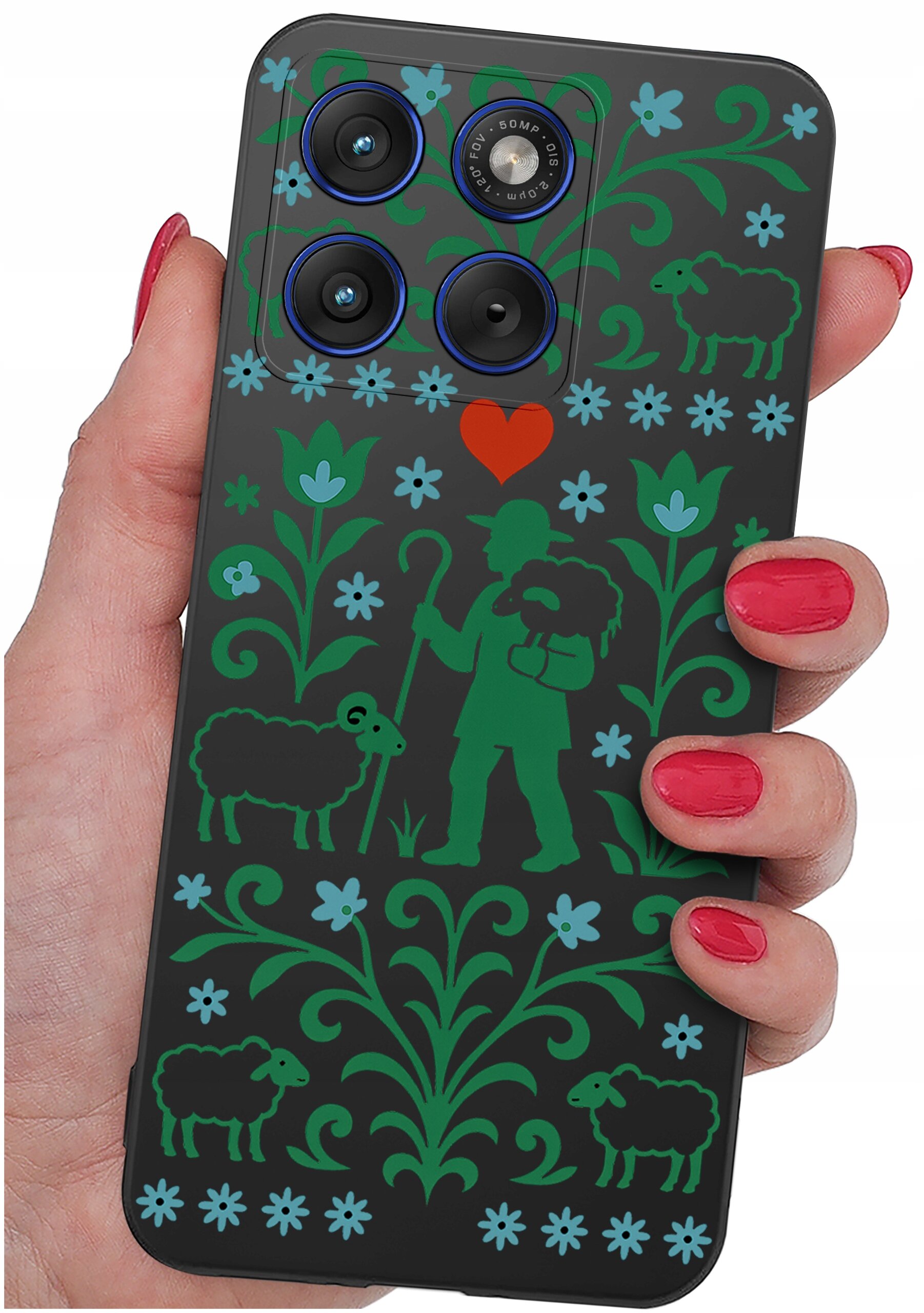 Etui na telefon z motywem pasterza z owcami, ozdobione zielonymi i niebieskimi wzorami roślinnymi oraz czerwonym sercem. Trzymane w dłoni z pomalowanymi na czerwono paznokciami.