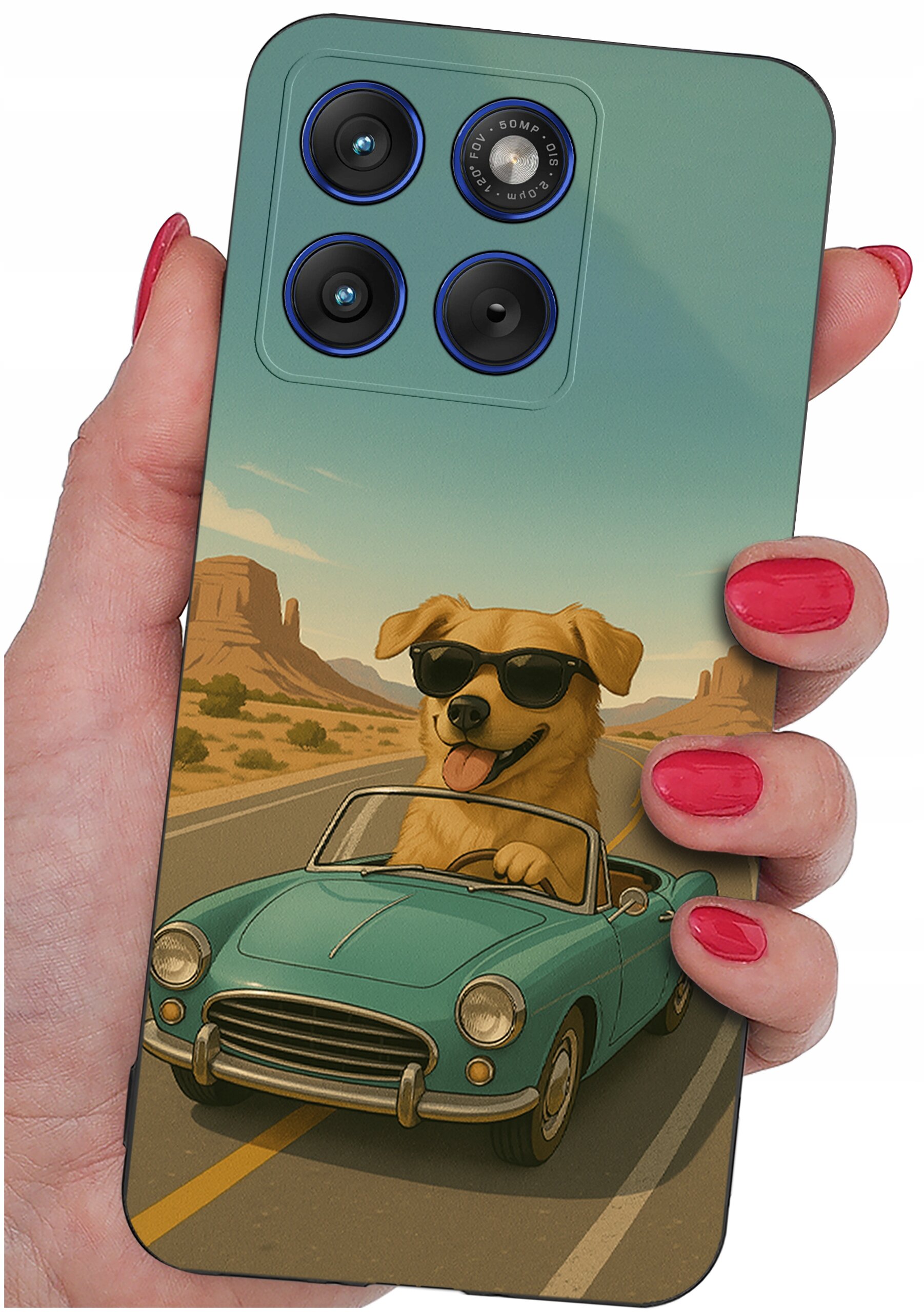 Etui na telefon z grafiką przedstawiającą psa w okularach przeciwsłonecznych, prowadzącego niebieski kabriolet na tle pustynnego krajobrazu. Etui trzymane jest w dłoni z pomalowanymi na czerwono paznokciami.