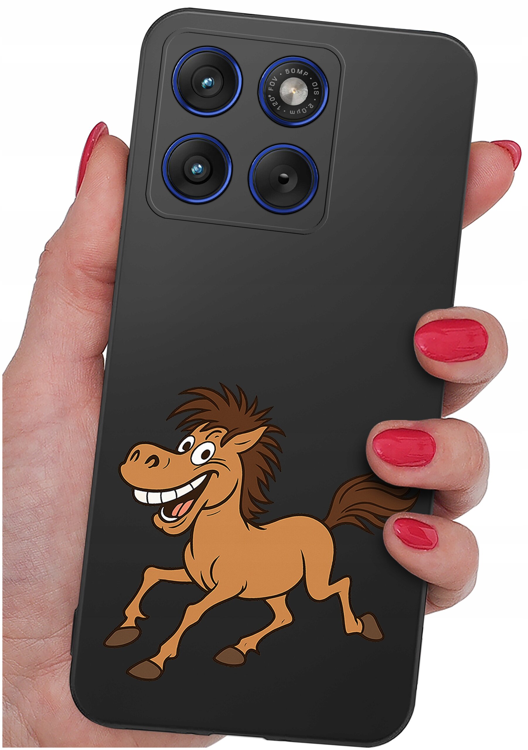 Czarna obudowa telefonu z trzema aparatami i nadrukiem uśmiechniętego konia. Telefon trzymany jest w dłoni z pomalowanymi na czerwono paznokciami.