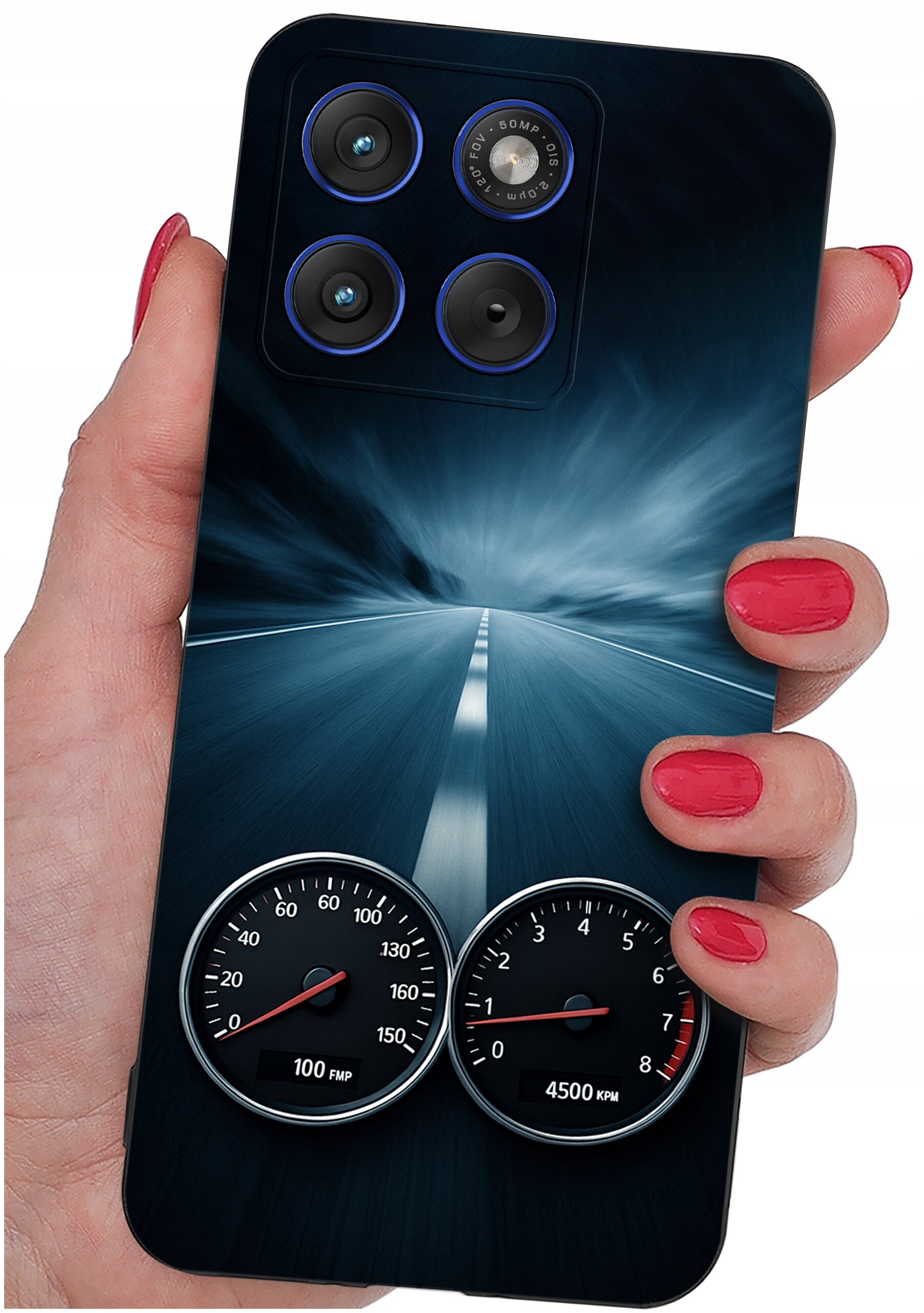 Etui na telefon z motywem drogi i prędkościomierzy, trzymane w dłoni z pomalowanymi na czerwono paznokciami. Widoczne są trzy obiektywy aparatu oraz napisy \'100 FMP\' i \'4500 KPM\' na prędkościomierzach.