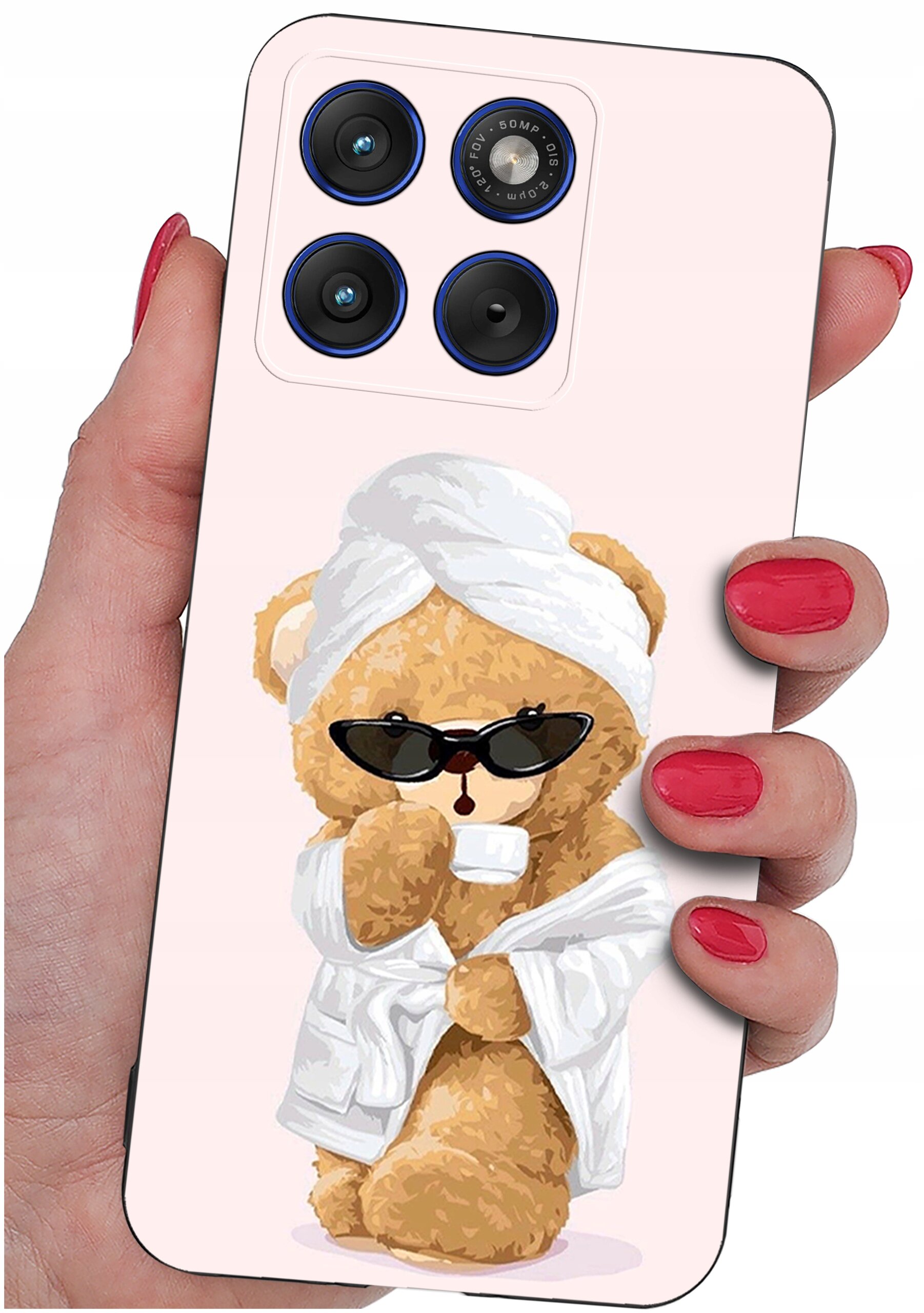 Etui na telefon z nadrukiem misia w okularach przeciwsłonecznych, szlafroku i turbanie na głowie. Etui trzymane jest w dłoni z pomalowanymi na czerwono paznokciami.
