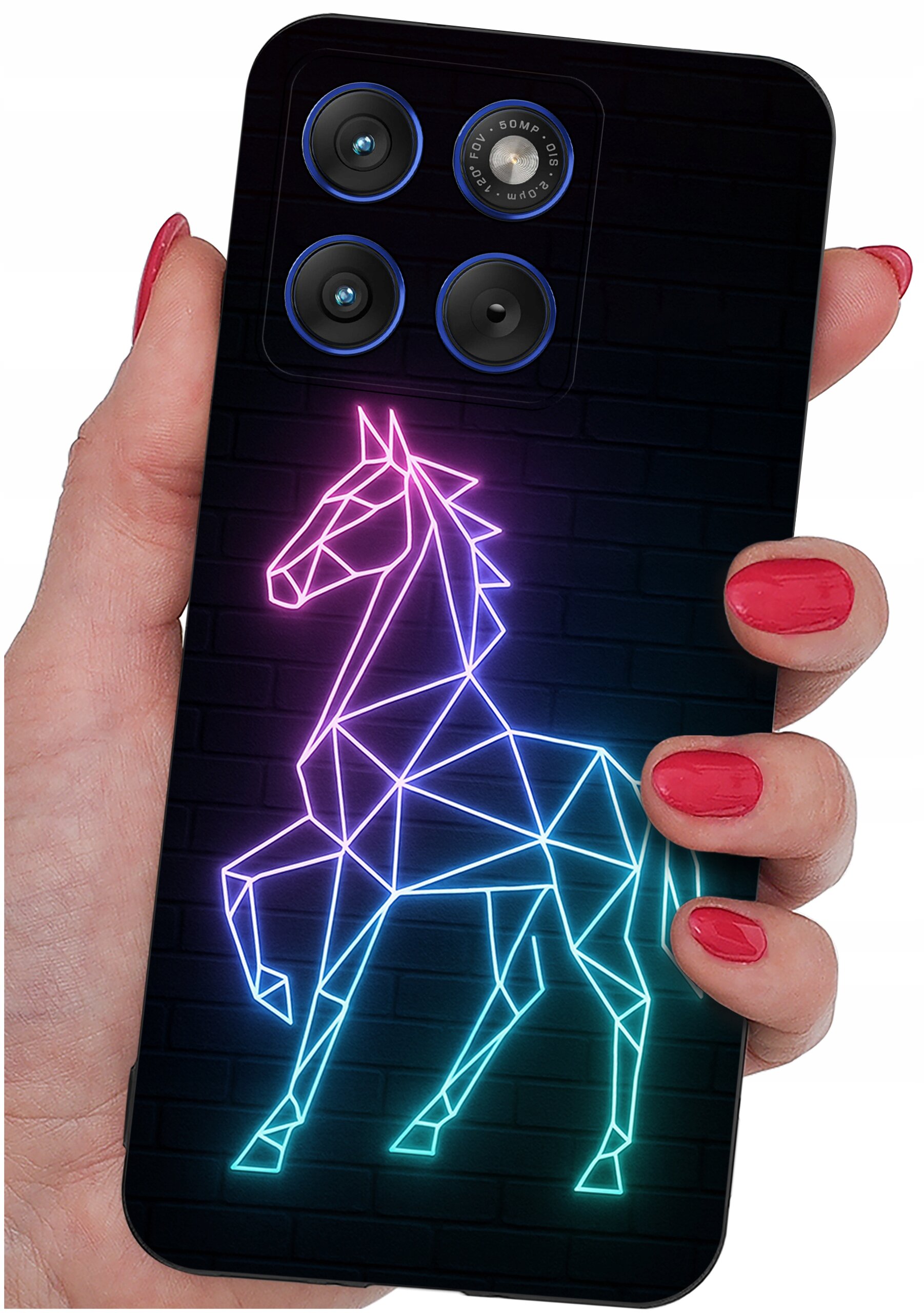 Etui na telefon z neonowym wzorem konia w geometrycznym stylu, trzymane w dłoni z pomalowanymi na czerwono paznokciami. W górnej części widoczne są trzy obiektywy aparatu i lampa błyskowa.