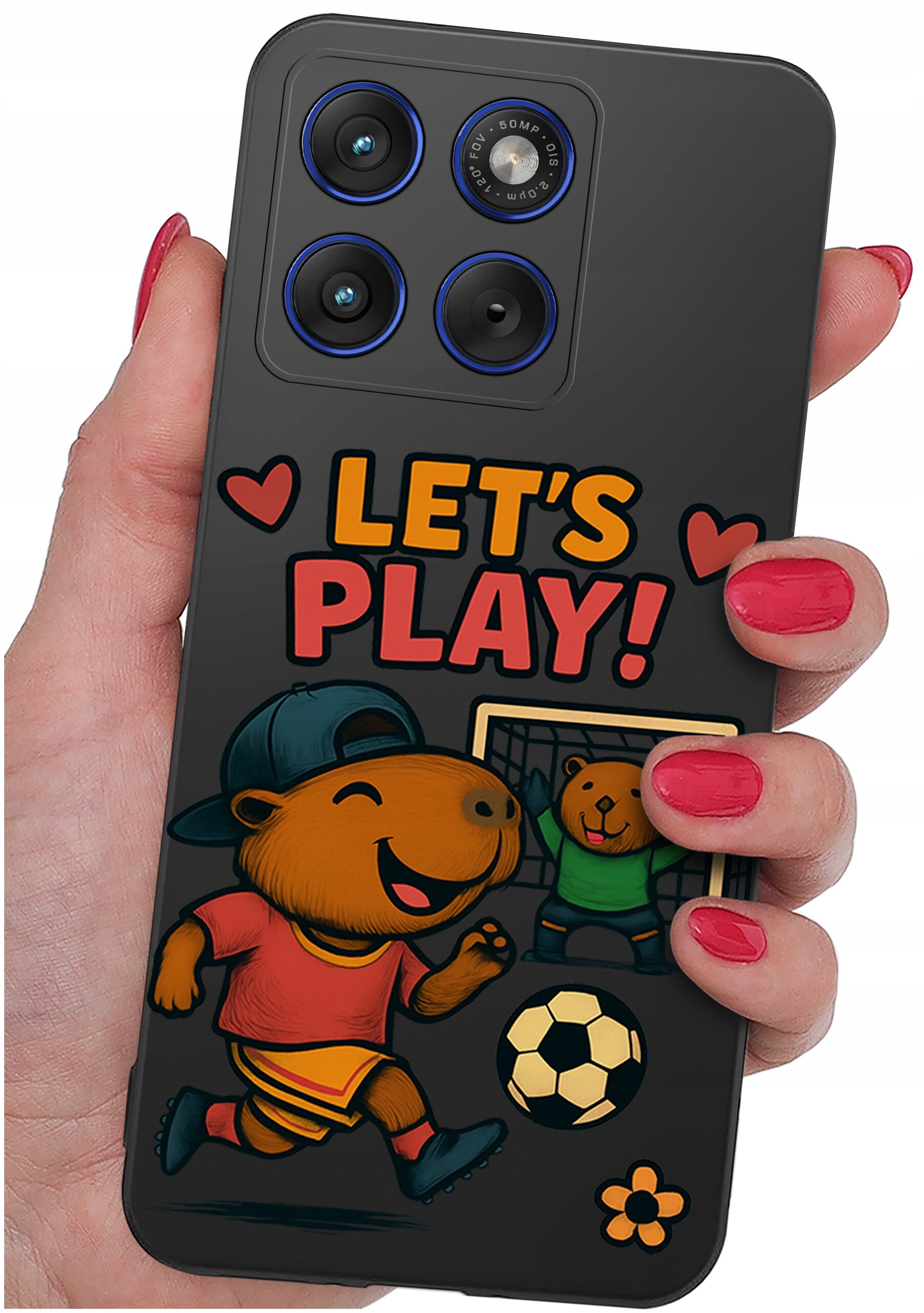 Etui na telefon z grafiką przedstawiającą uśmiechnięte zwierzątko w czapce i stroju sportowym, obok piłki i bramki. Na etui widnieje napis \'LET\'S PLAY!\' oraz kilka serduszek.