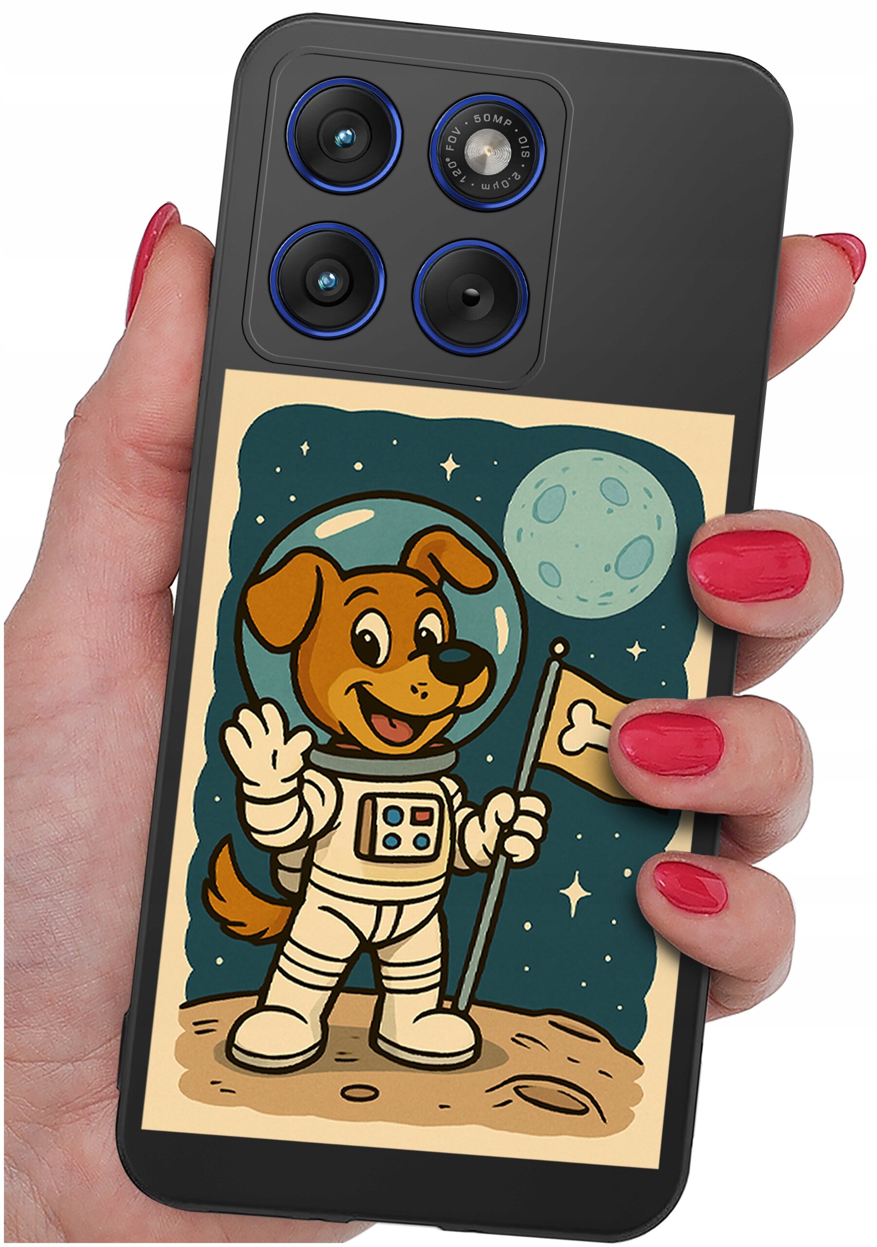 Etui na telefon z grafiką przedstawiającą psa w skafandrze kosmicznym, trzymającego flagę z kością na tle księżyca i gwiazd. Etui jest trzymane w dłoni z pomalowanymi na czerwono paznokciami.