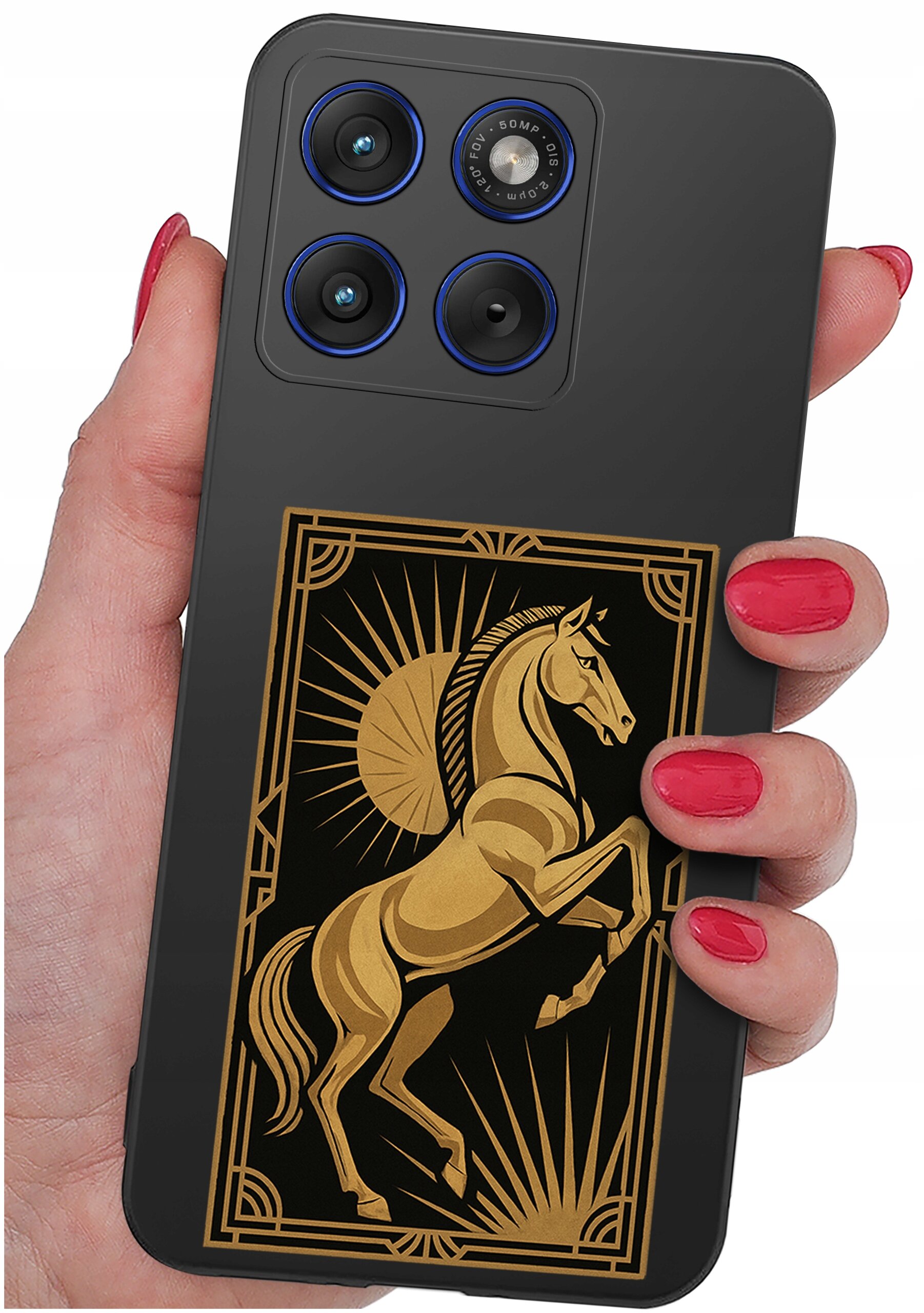 Osoba trzyma telefon z czarnym etui, na którym znajduje się złoty wzór przedstawiający konia w pozycji wspiętej. Etui ma wycięcia na trzy obiektywy aparatu i lampę błyskową.