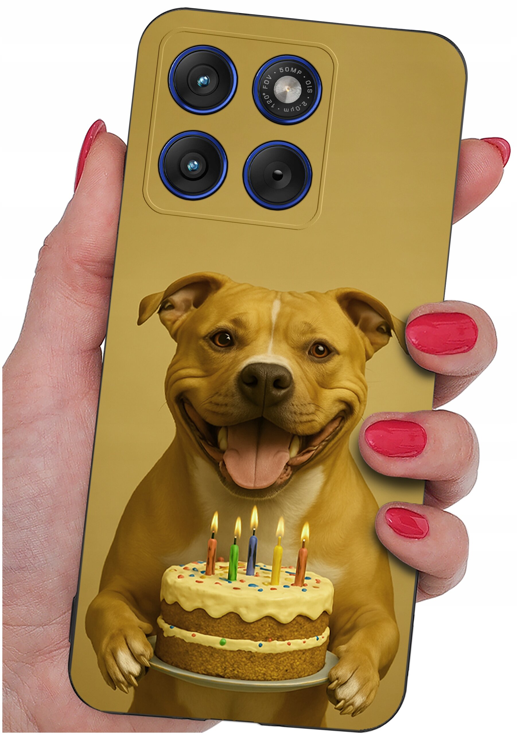 Etui na telefon z nadrukiem psa trzymającego tort z zapalonymi świeczkami. Etui jest trzymane w dłoni z pomalowanymi na czerwono paznokciami.