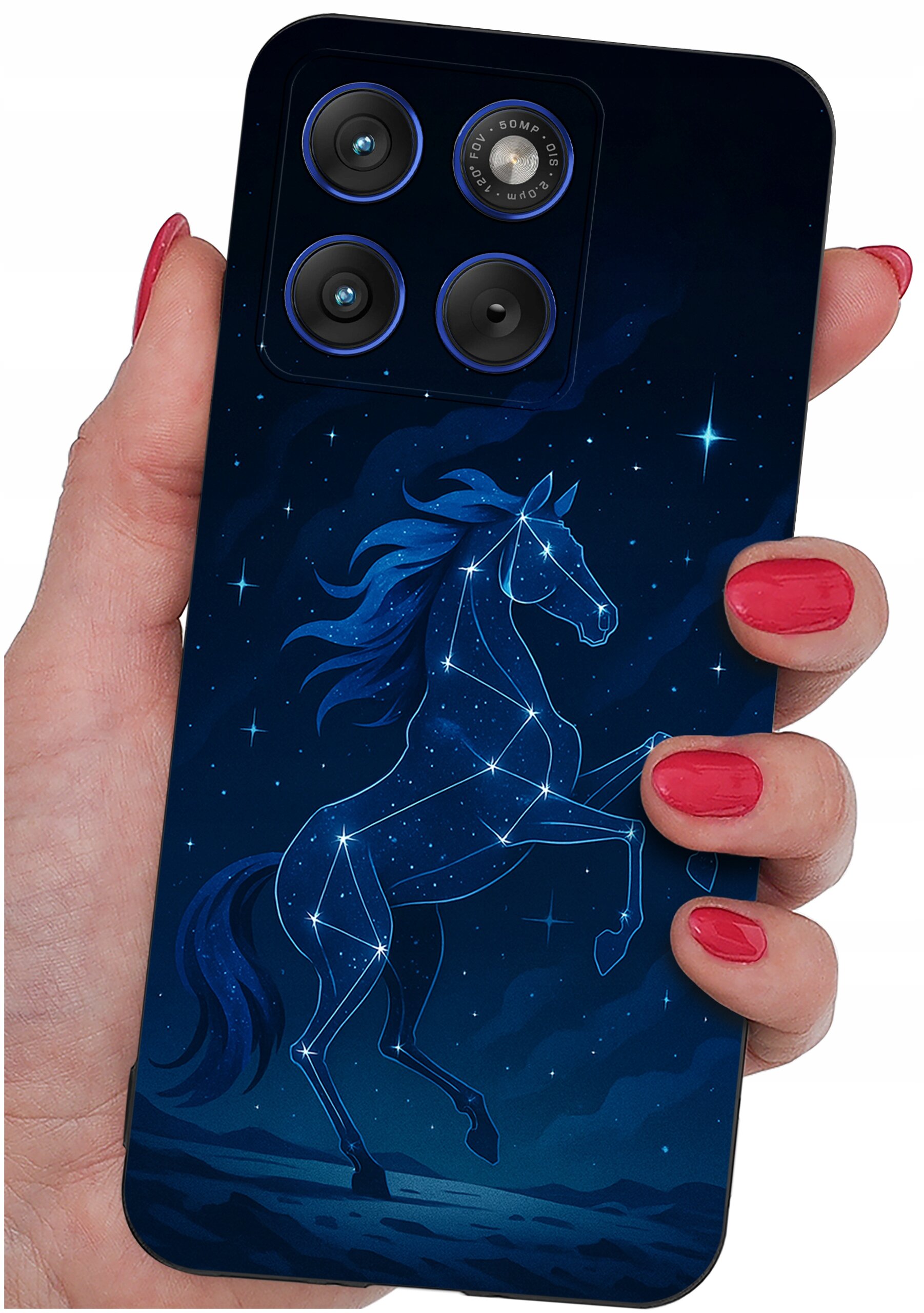 Osoba trzyma telefon z etui przedstawiającym konstelację konia na tle gwiazd. Etui ma ciemnoniebieski kolor z jasnymi akcentami gwiazd.