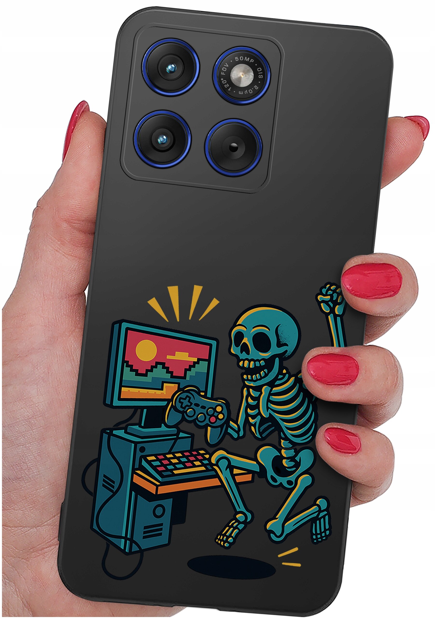Etui na telefon z grafiką przedstawiającą szkielet grający na komputerze, trzymający kontroler. Etui jest trzymane w dłoni z pomalowanymi na czerwono paznokciami.