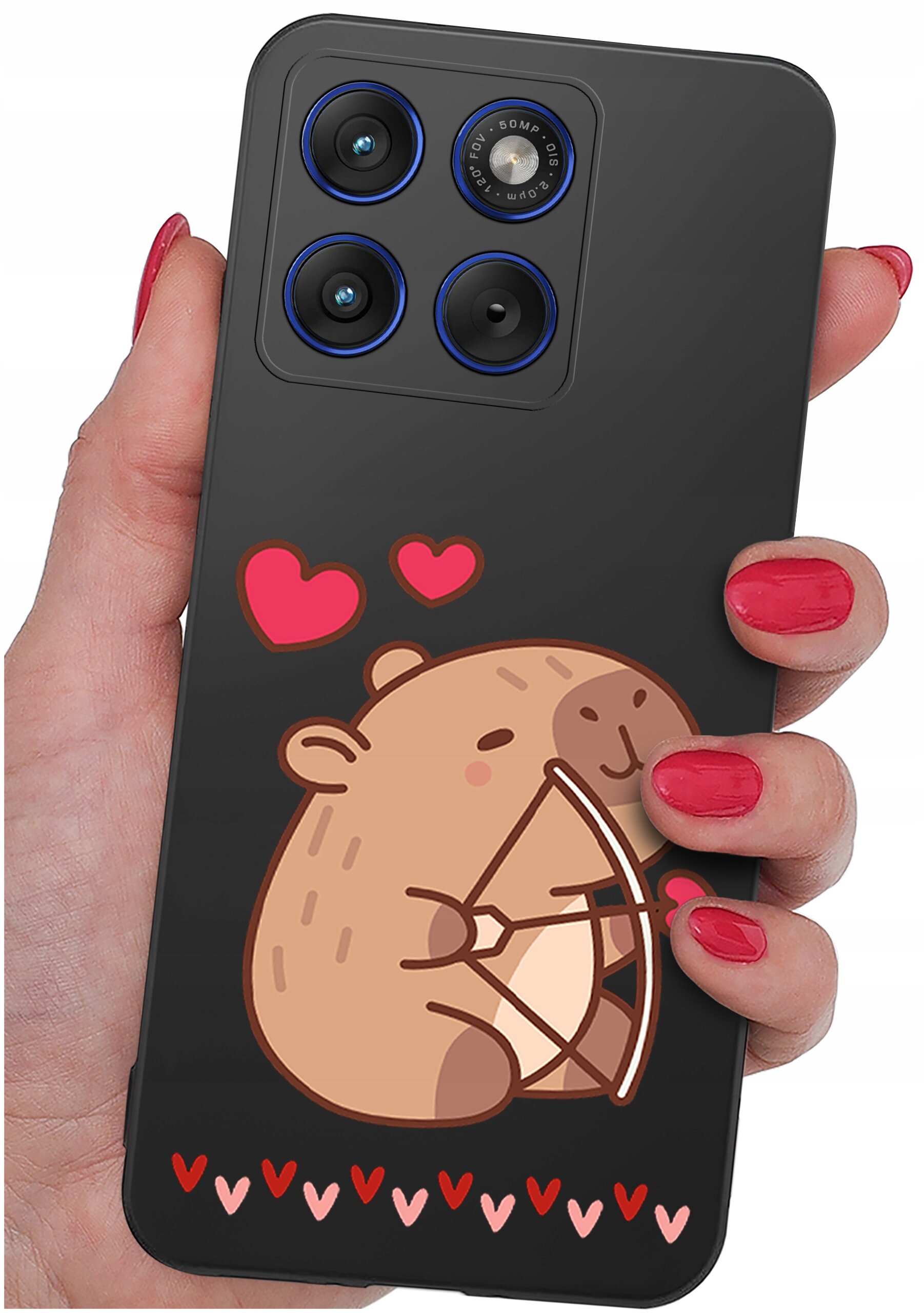 Czarna obudowa telefonu z grafiką przedstawiającą uśmiechniętego misia z łukiem i serduszkami. Obudowa jest trzymana w dłoni z pomalowanymi na czerwono paznokciami.